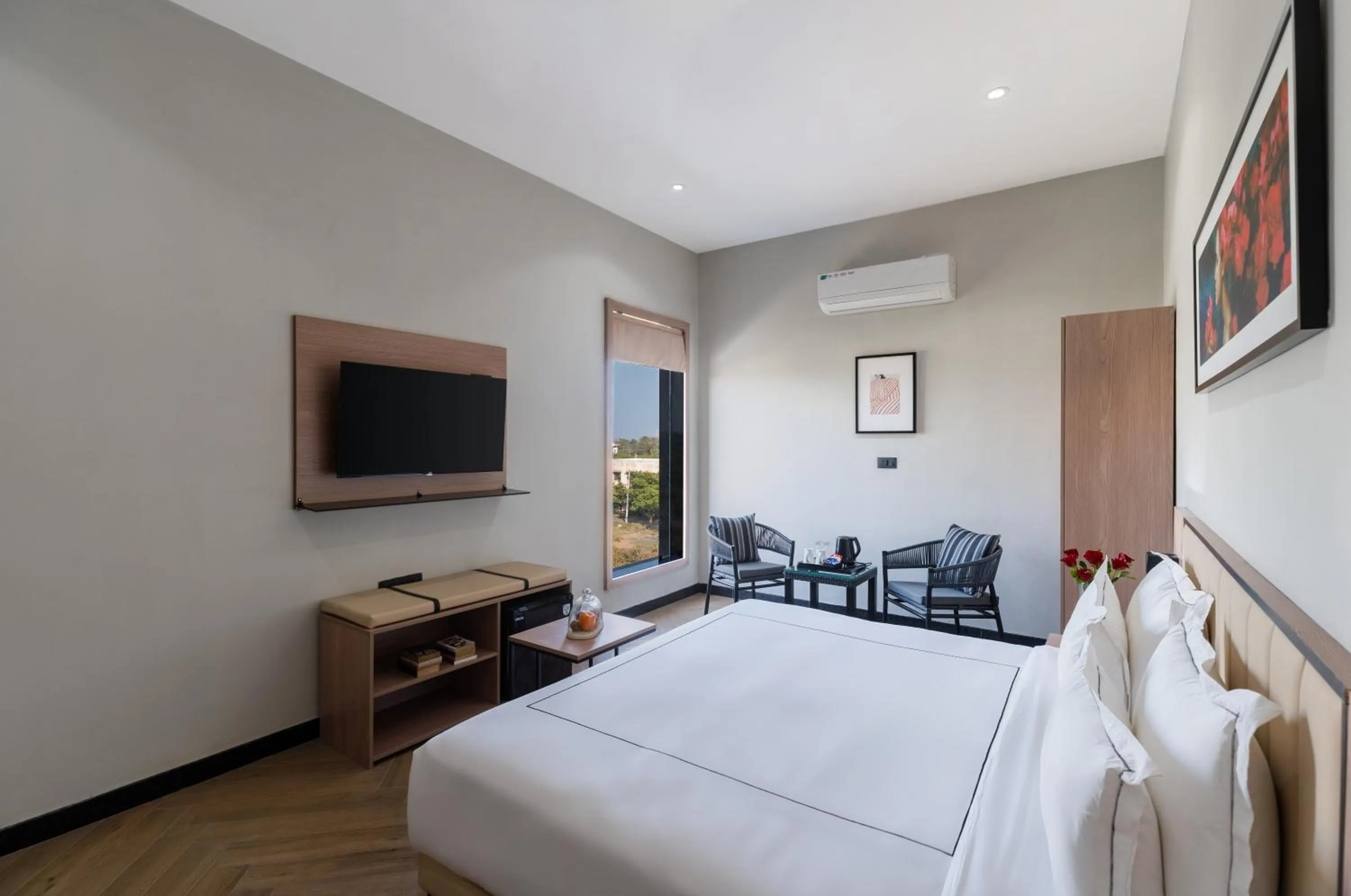 Communal lounge/ TV room, Bed in Blue Chip Stays - My Downtown Hotels