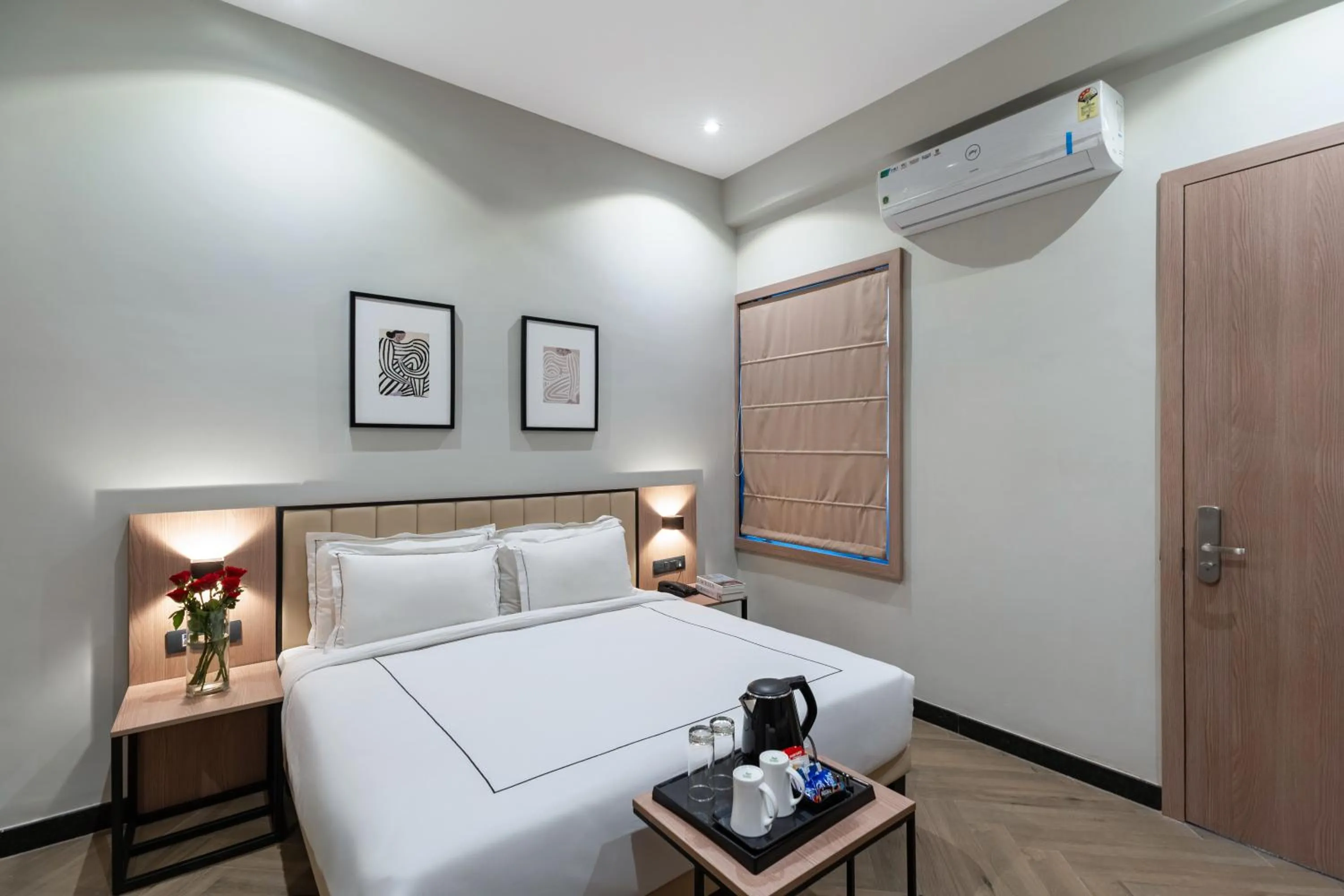 Property building, Bed in Blue Chip Stays - My Downtown Hotels