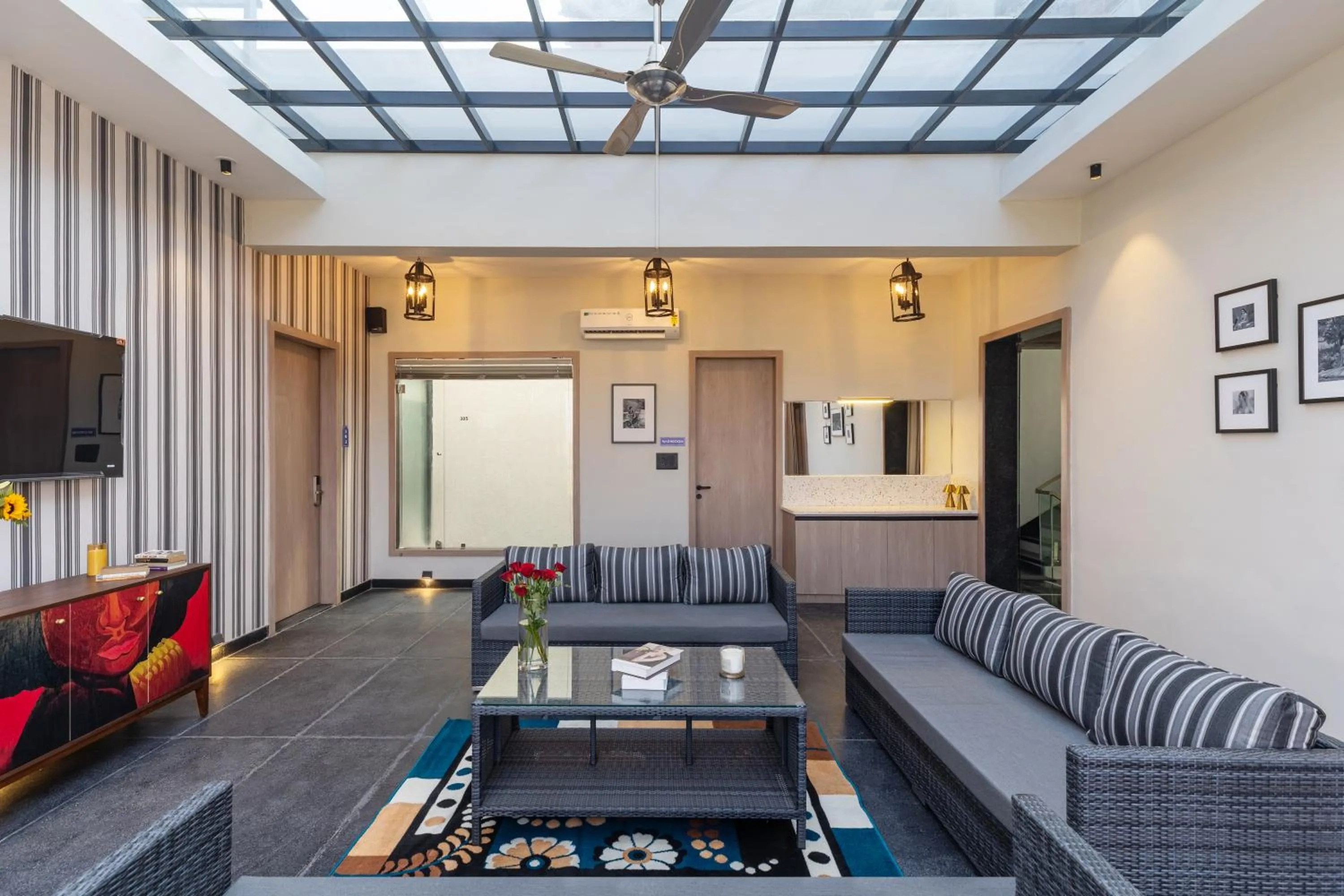 Communal lounge/ TV room in Blue Chip Stays - My Downtown Hotels