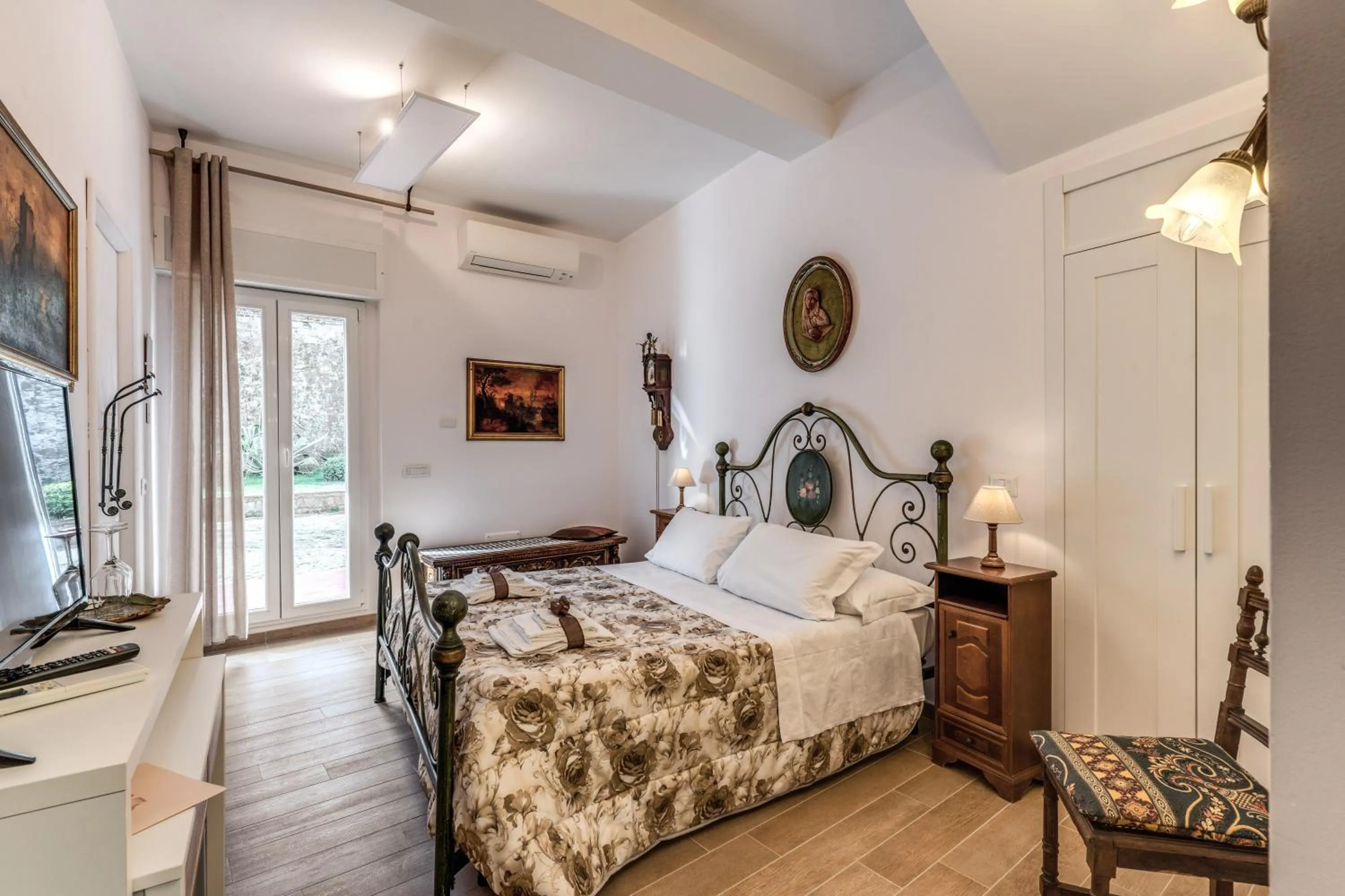 TV and multimedia, Bed in Villa Alberici