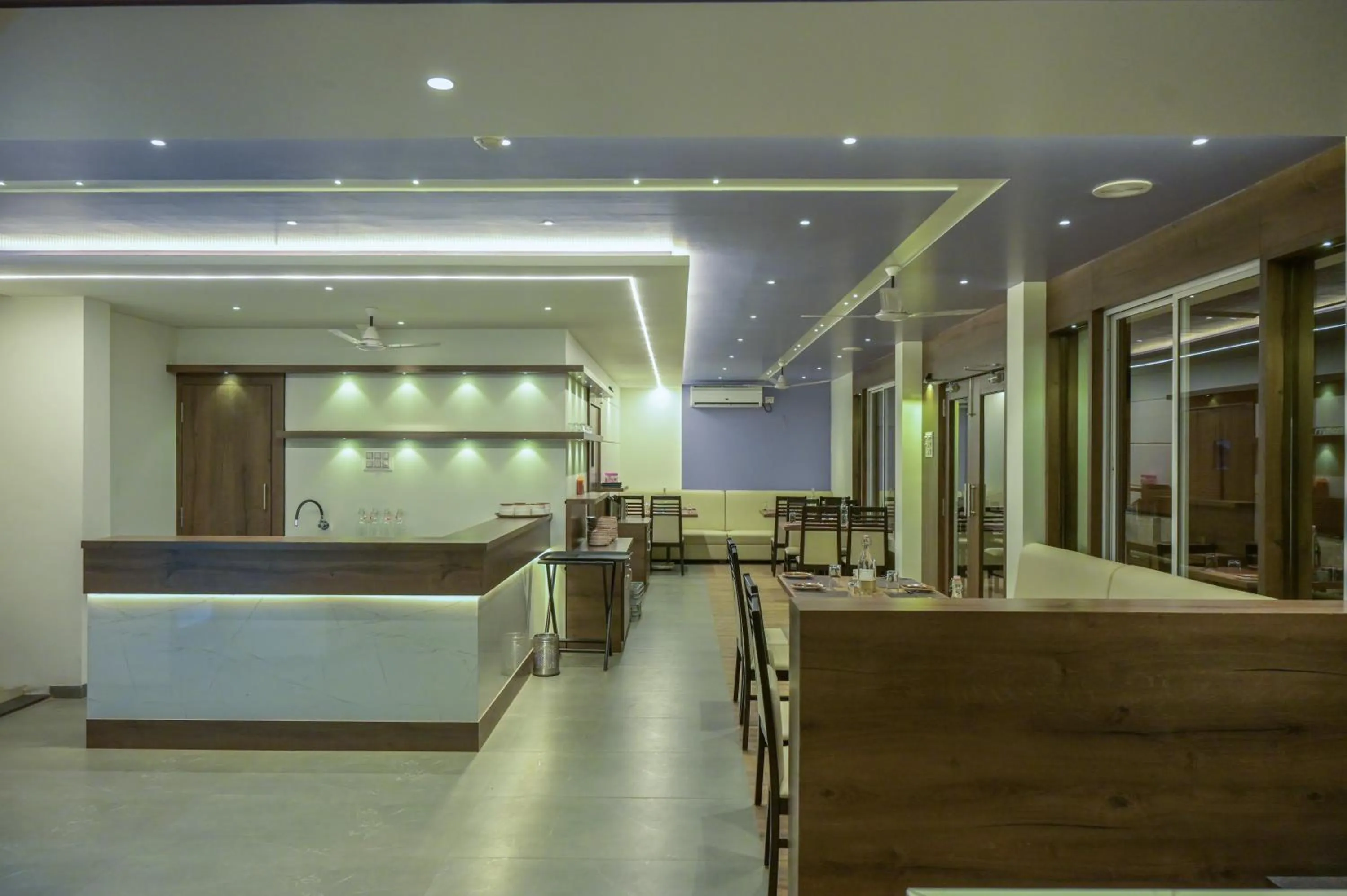 Restaurant/places to eat in Hotel Limelight