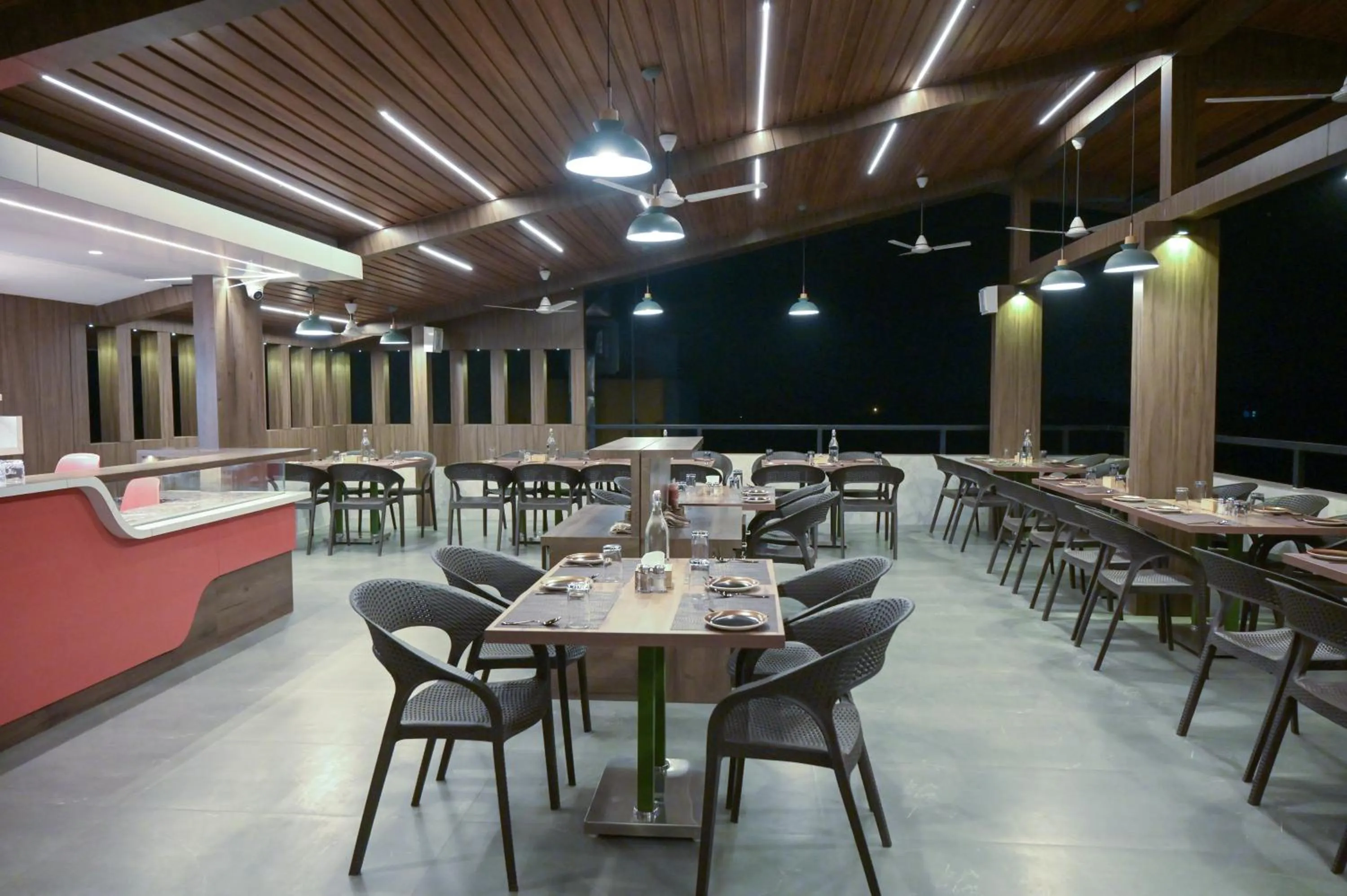 Restaurant/places to eat in Hotel Limelight