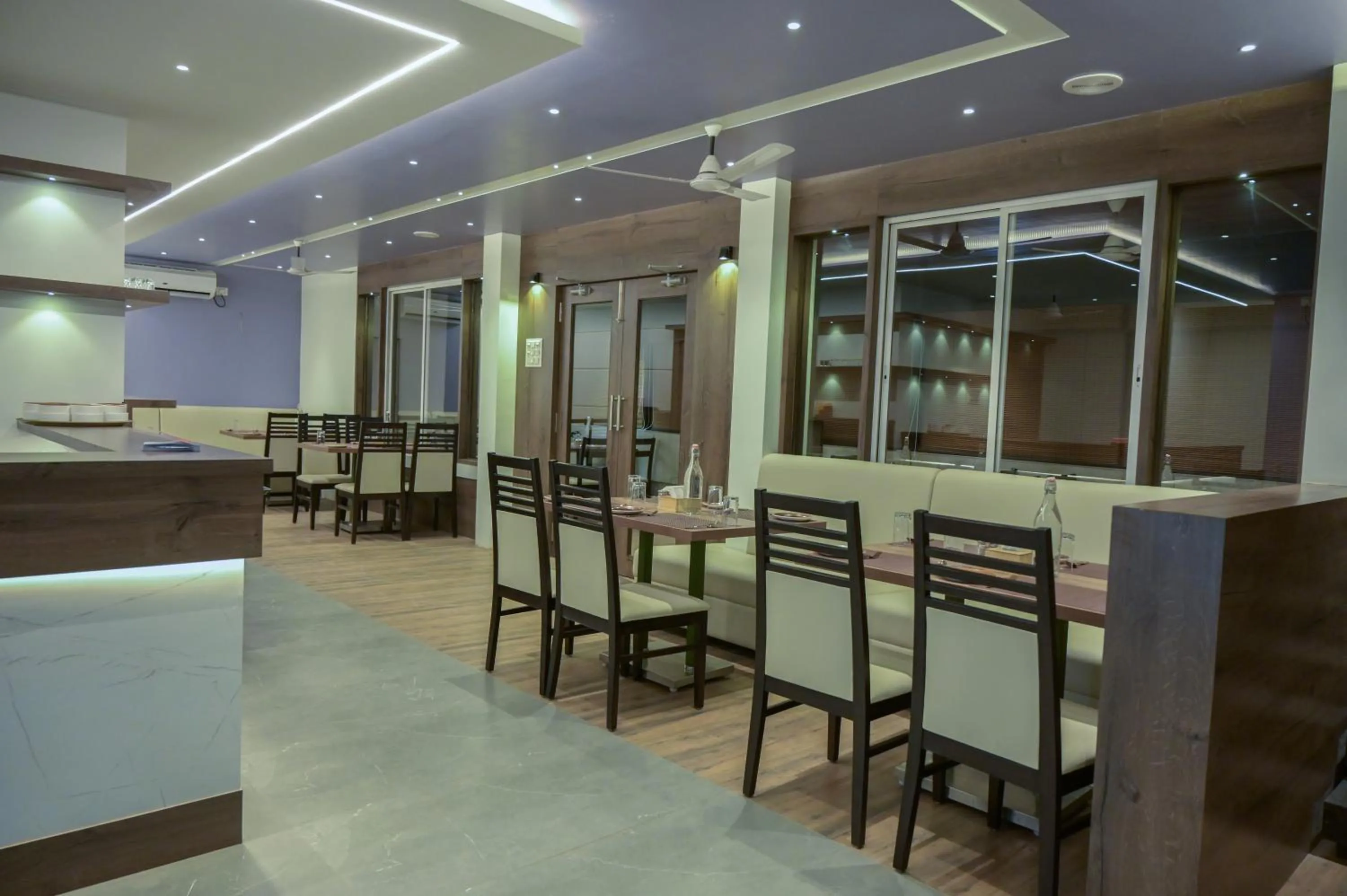 Restaurant/places to eat in Hotel Limelight