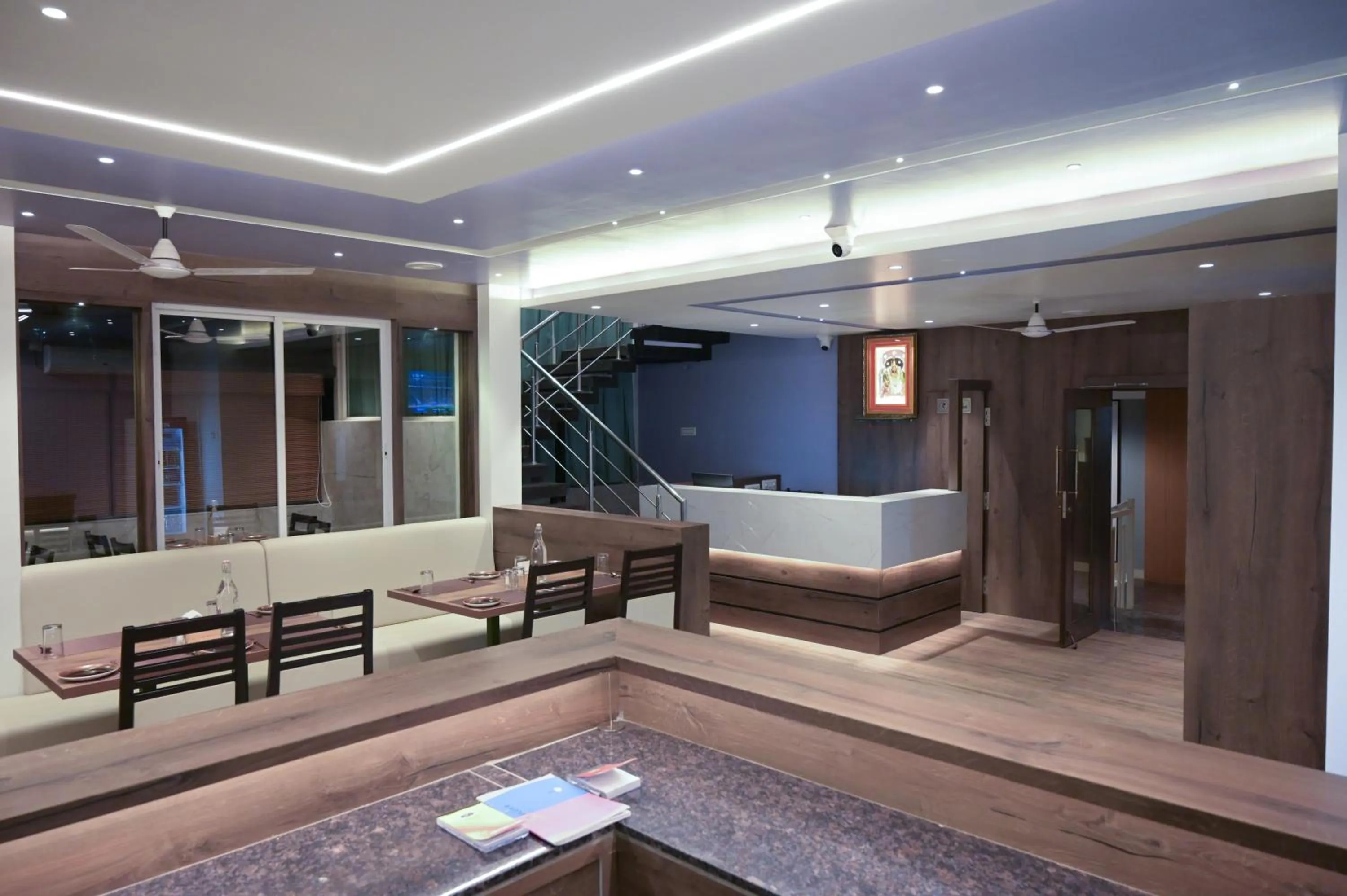 Restaurant/places to eat in Hotel Limelight