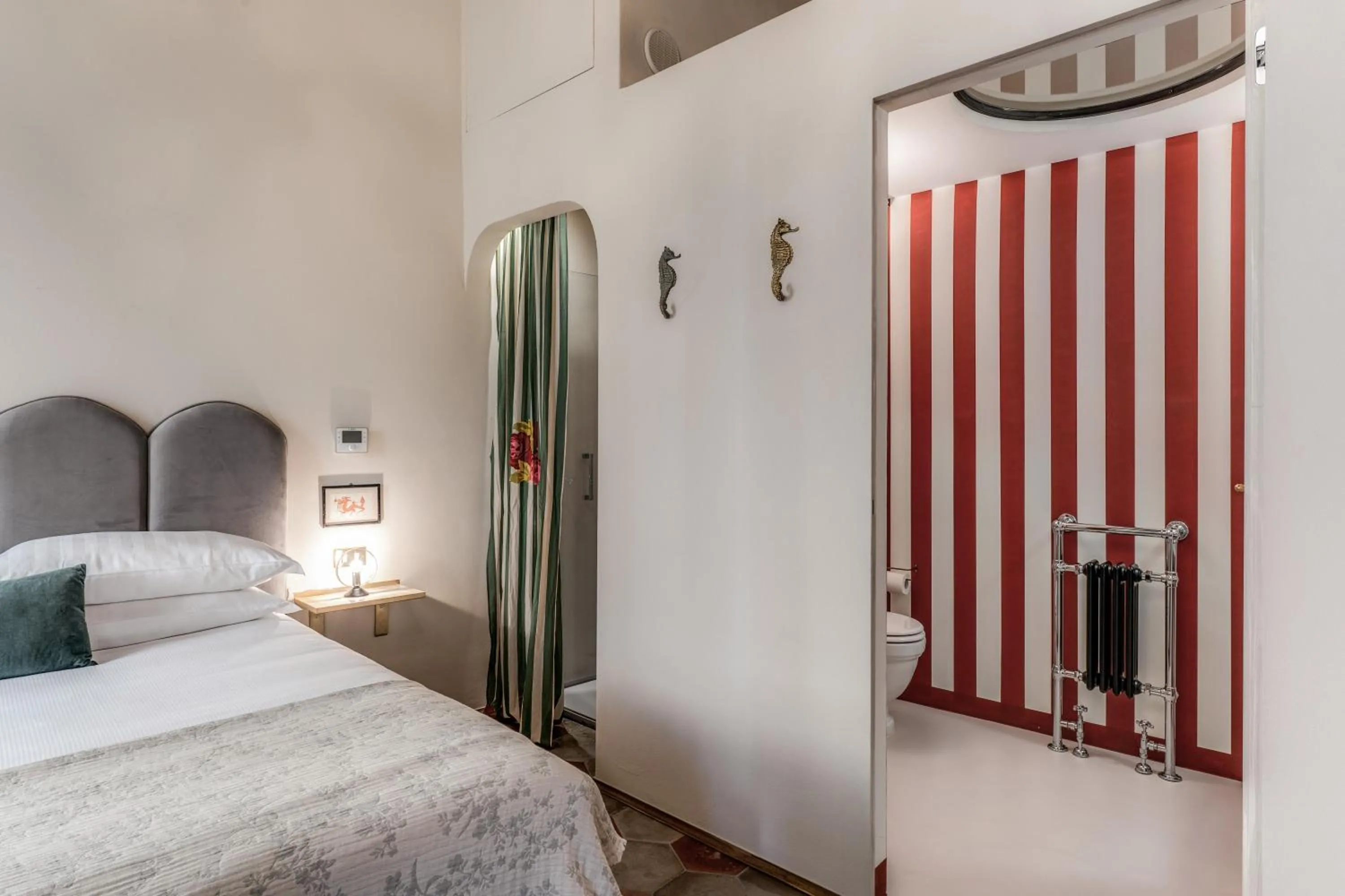 Shower, Bed in Residenza Brama - Art ApartHotel
