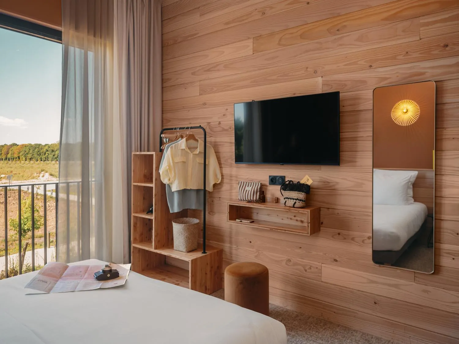 TV and multimedia, Bed in Hôtel le Bout du Parc de Versailles