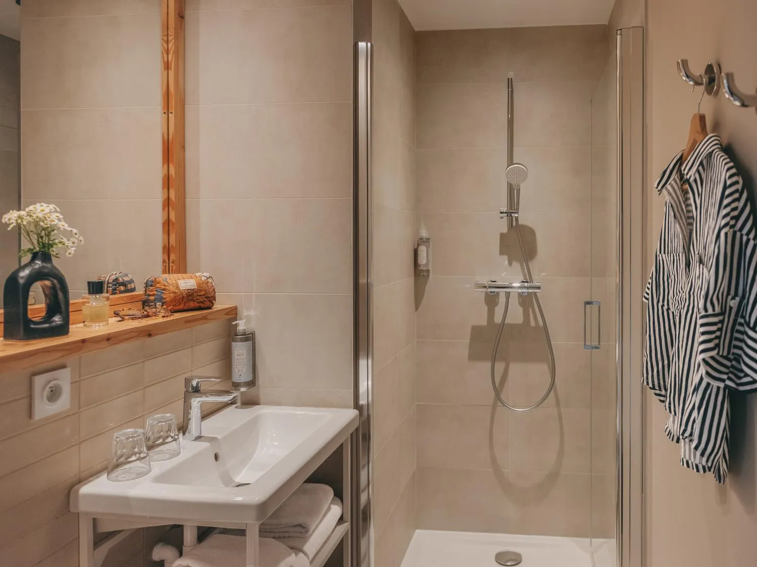 Shower in Hôtel le Bout du Parc de Versailles