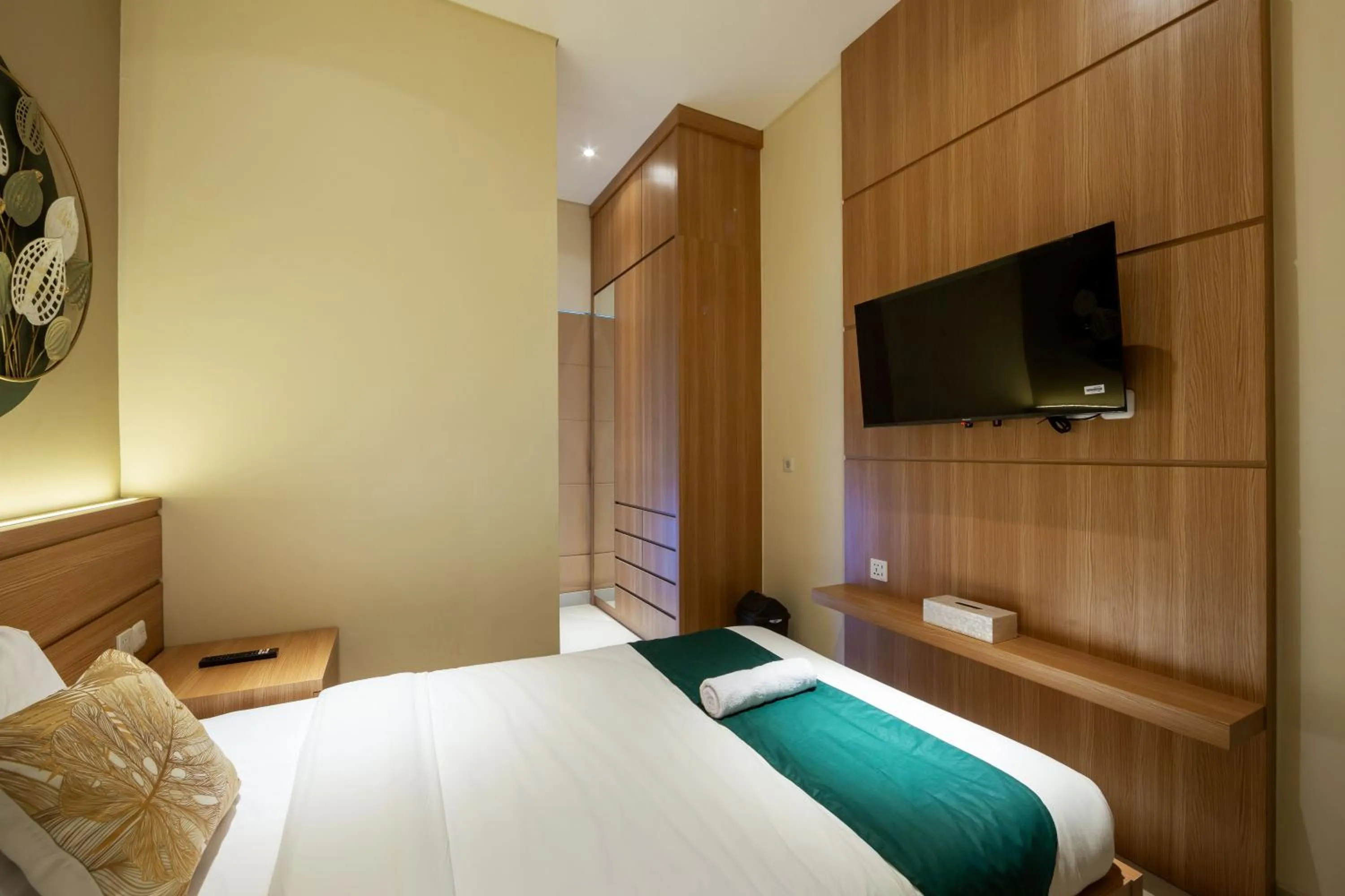 Photo of the whole room, Bed in Cove Tripuri House Bali