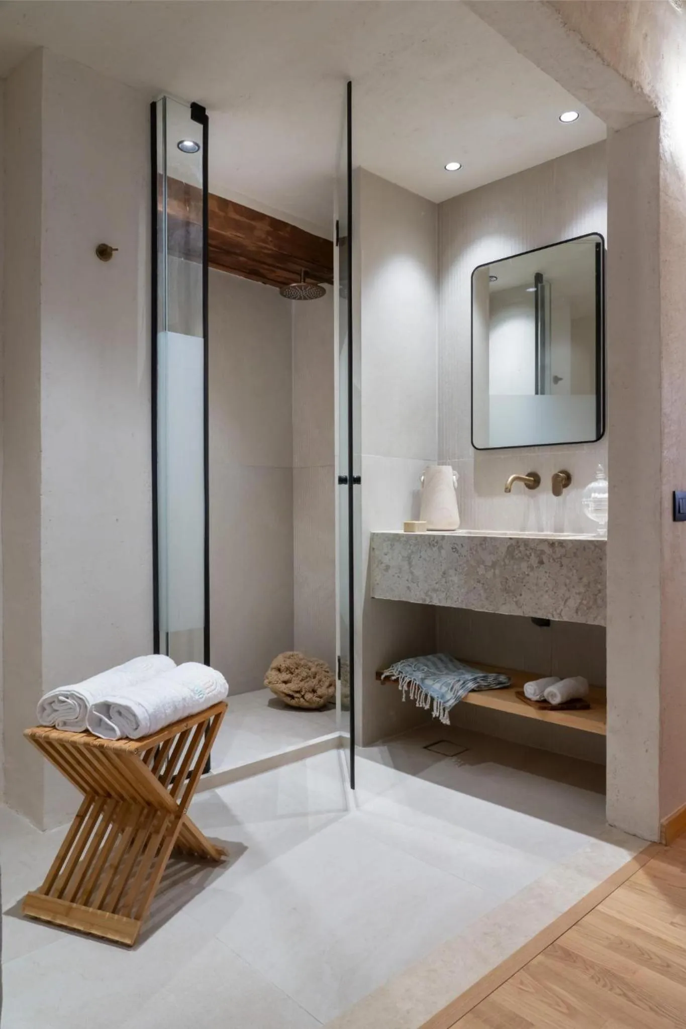 Shower in Mansio Boutique Hotel