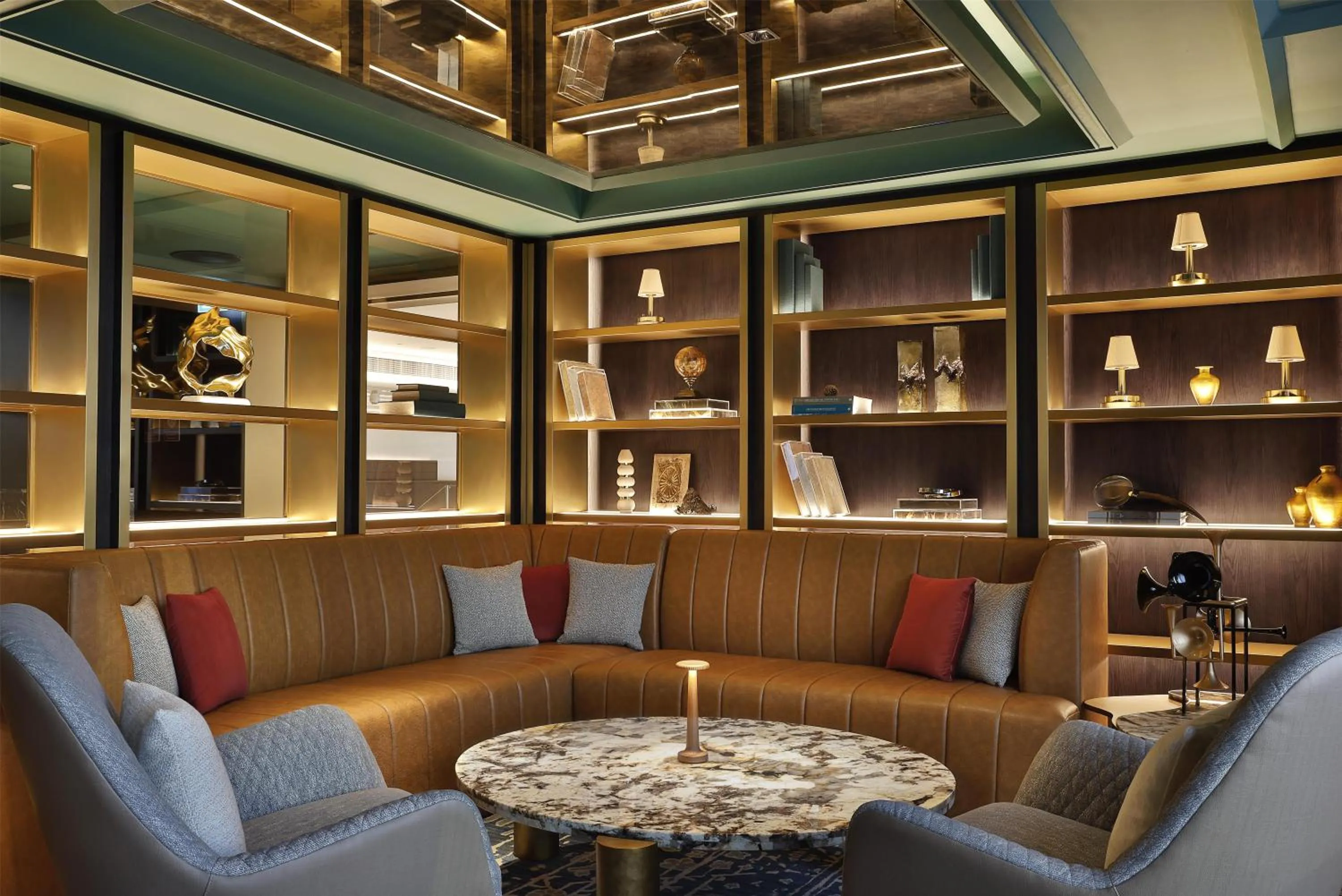 Lounge or bar in Conrad Bahrain Financial Harbour