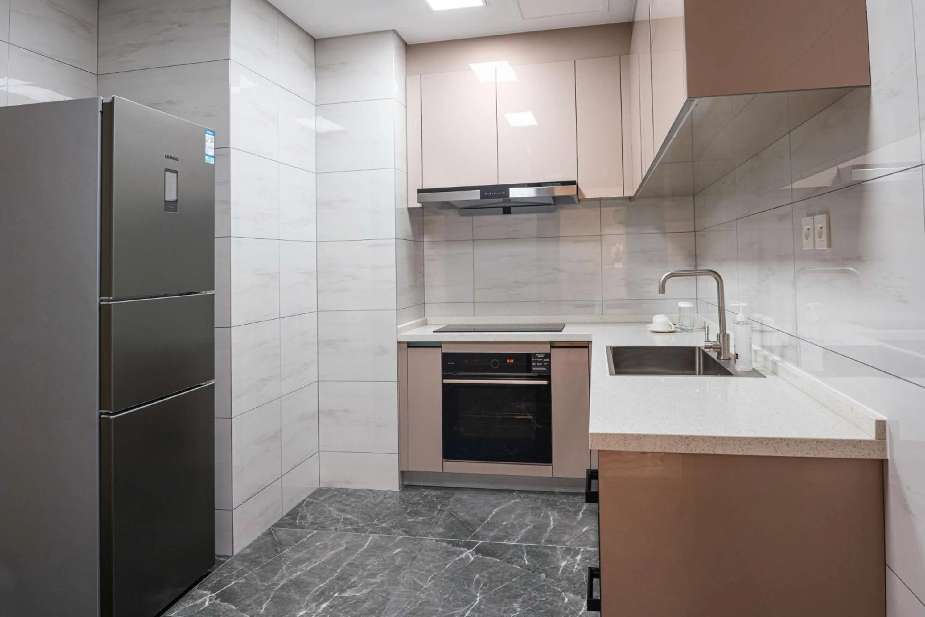 Kitchen or kitchenette in Hilton Brazzaville Les Tours Jumelles Hotel & Residences