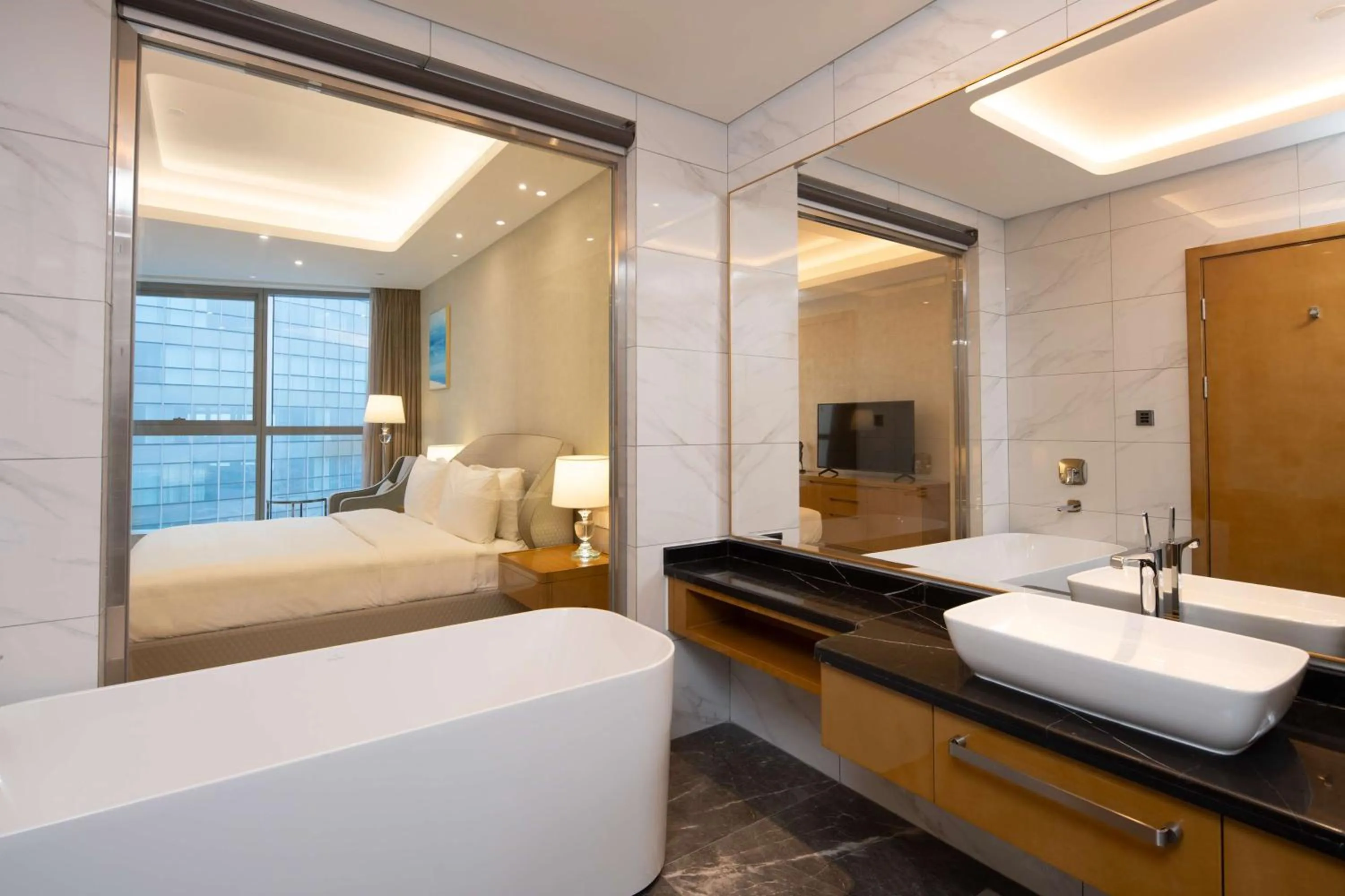 Bathroom, Bed in Hilton Brazzaville Les Tours Jumelles Hotel & Residences