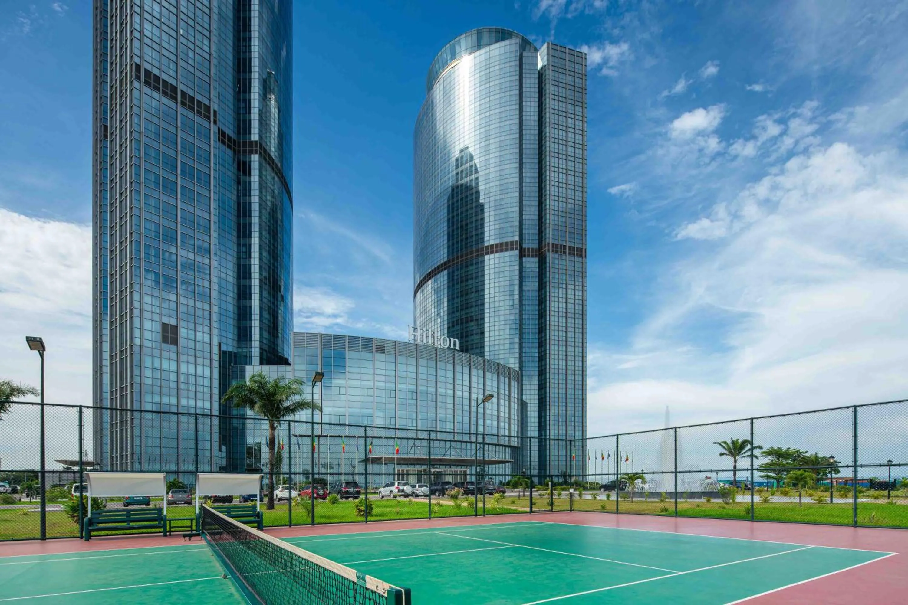 Tennis court in Hilton Brazzaville Les Tours Jumelles Hotel & Residences