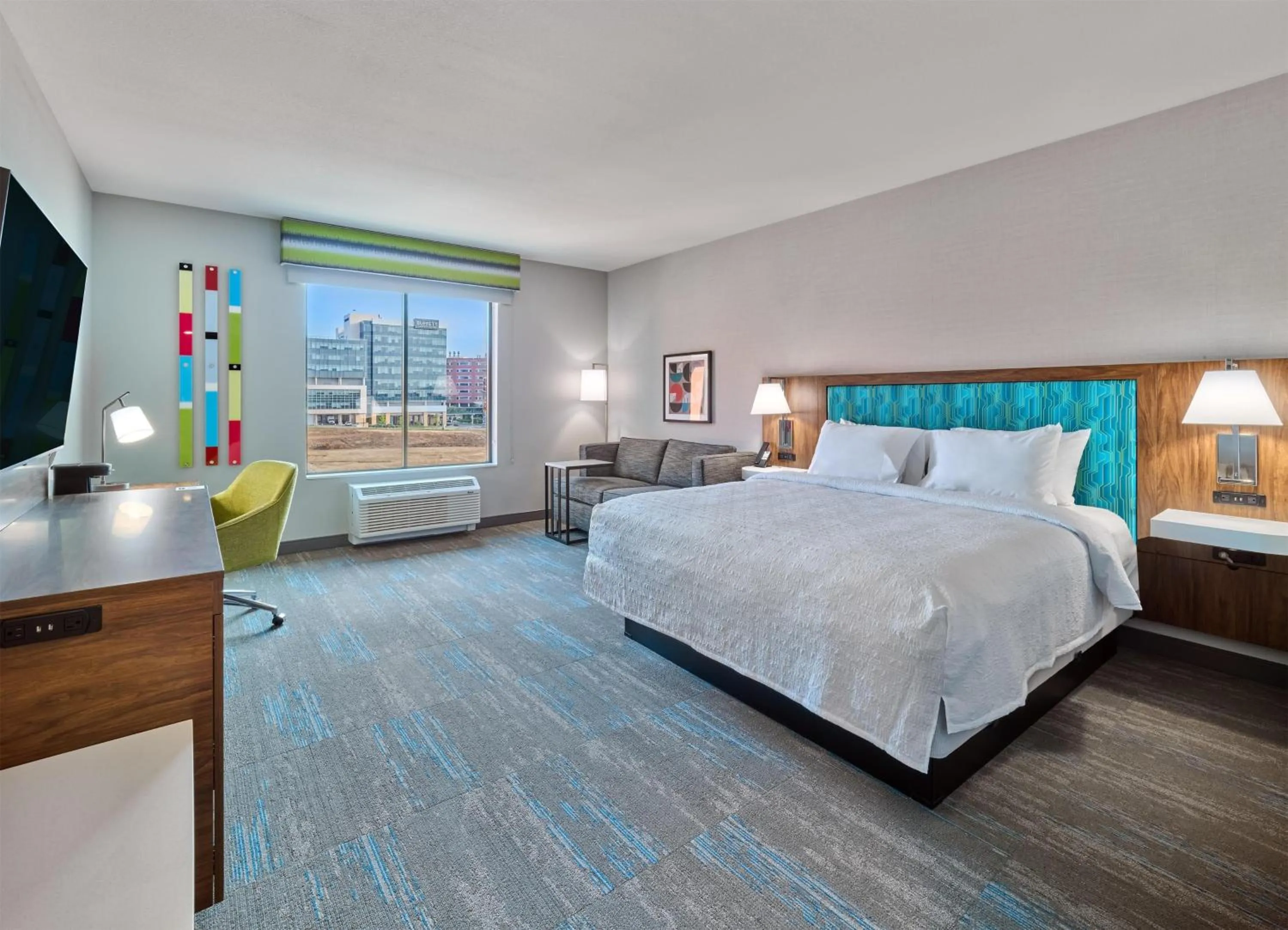 Living room, Bed in Hampton Inn & Suites Omaha Un Medical Center Area