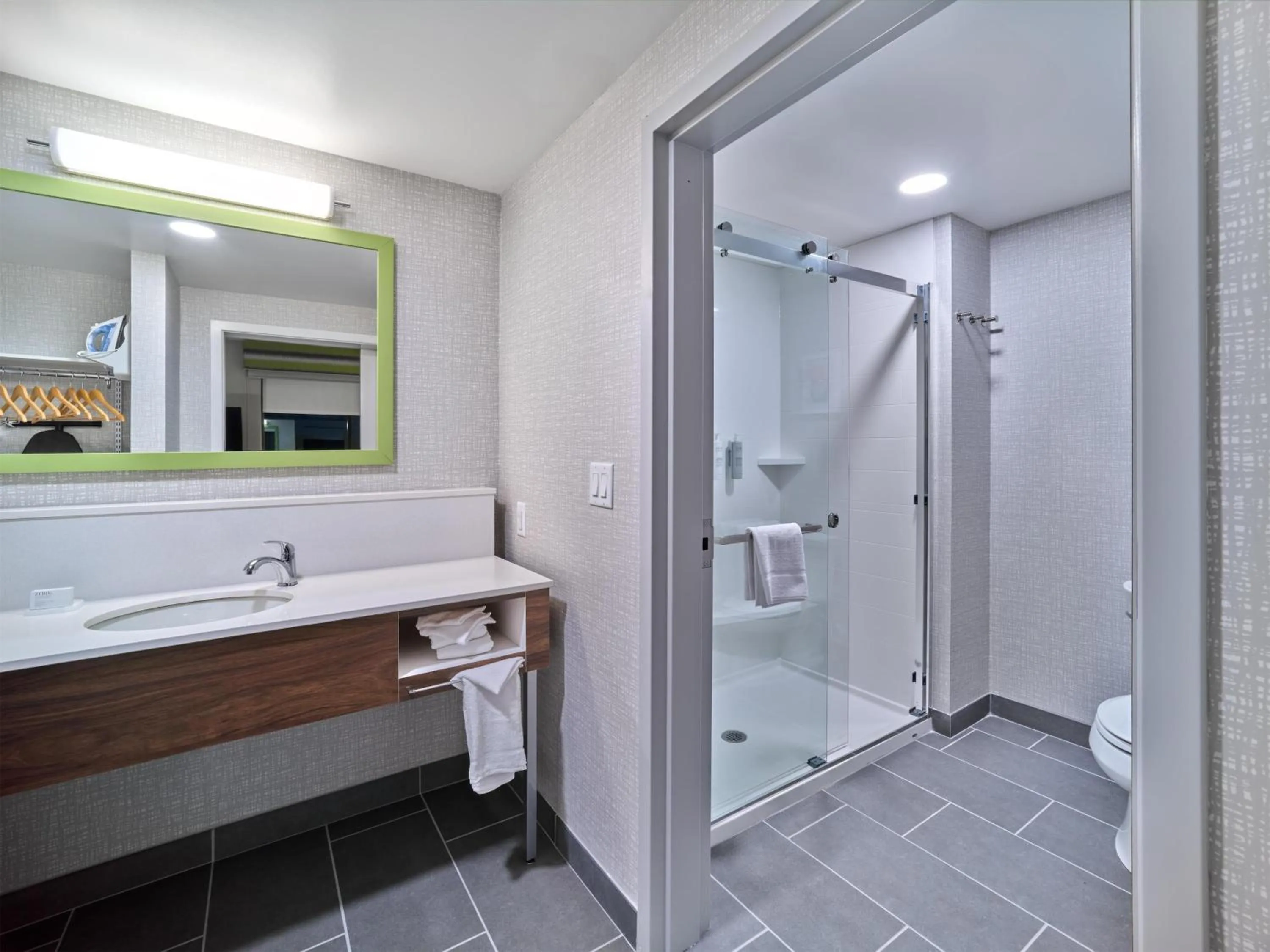 Bathroom in Hampton Inn & Suites Omaha Un Medical Center Area