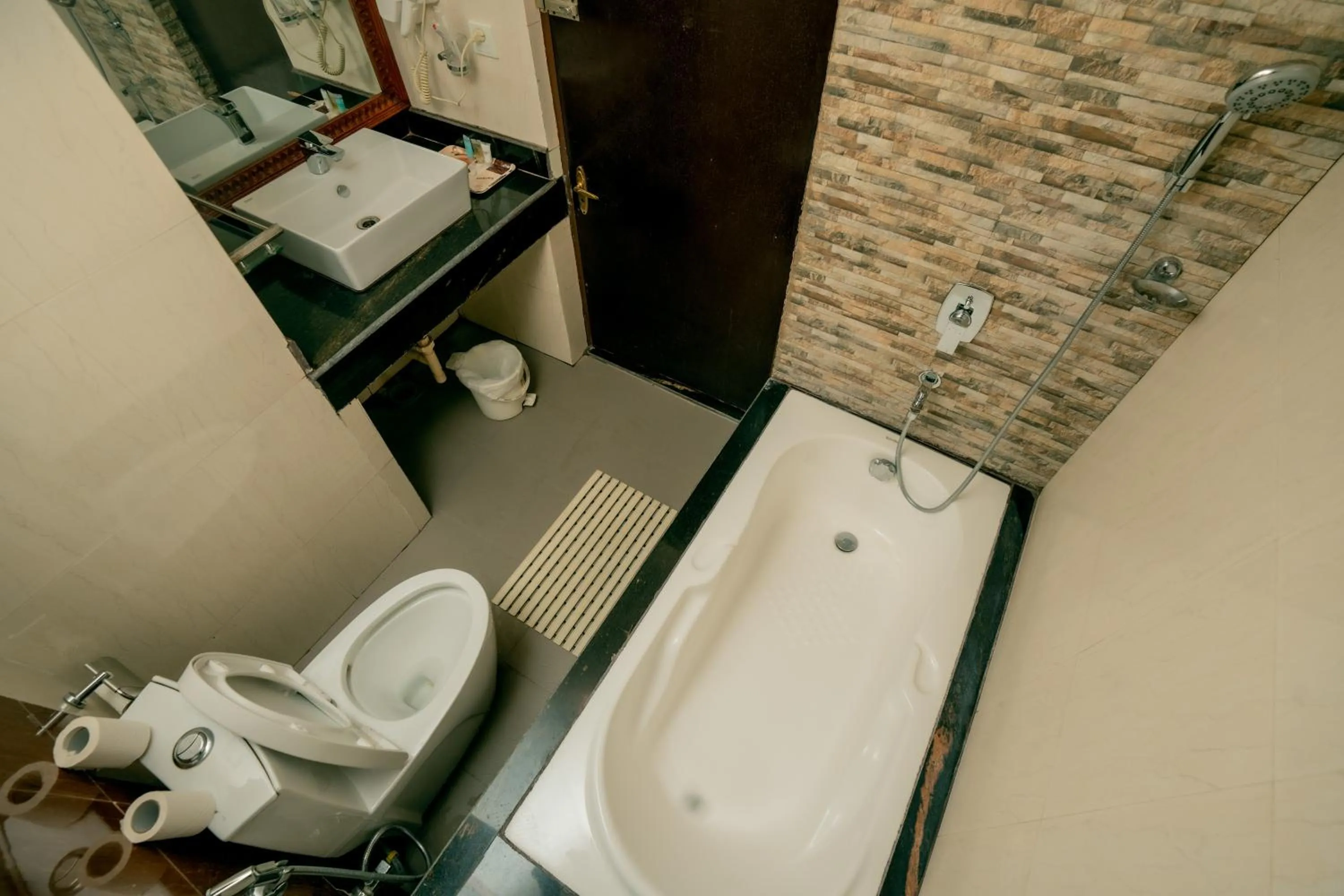 Shower in Hotel Jungle Crown