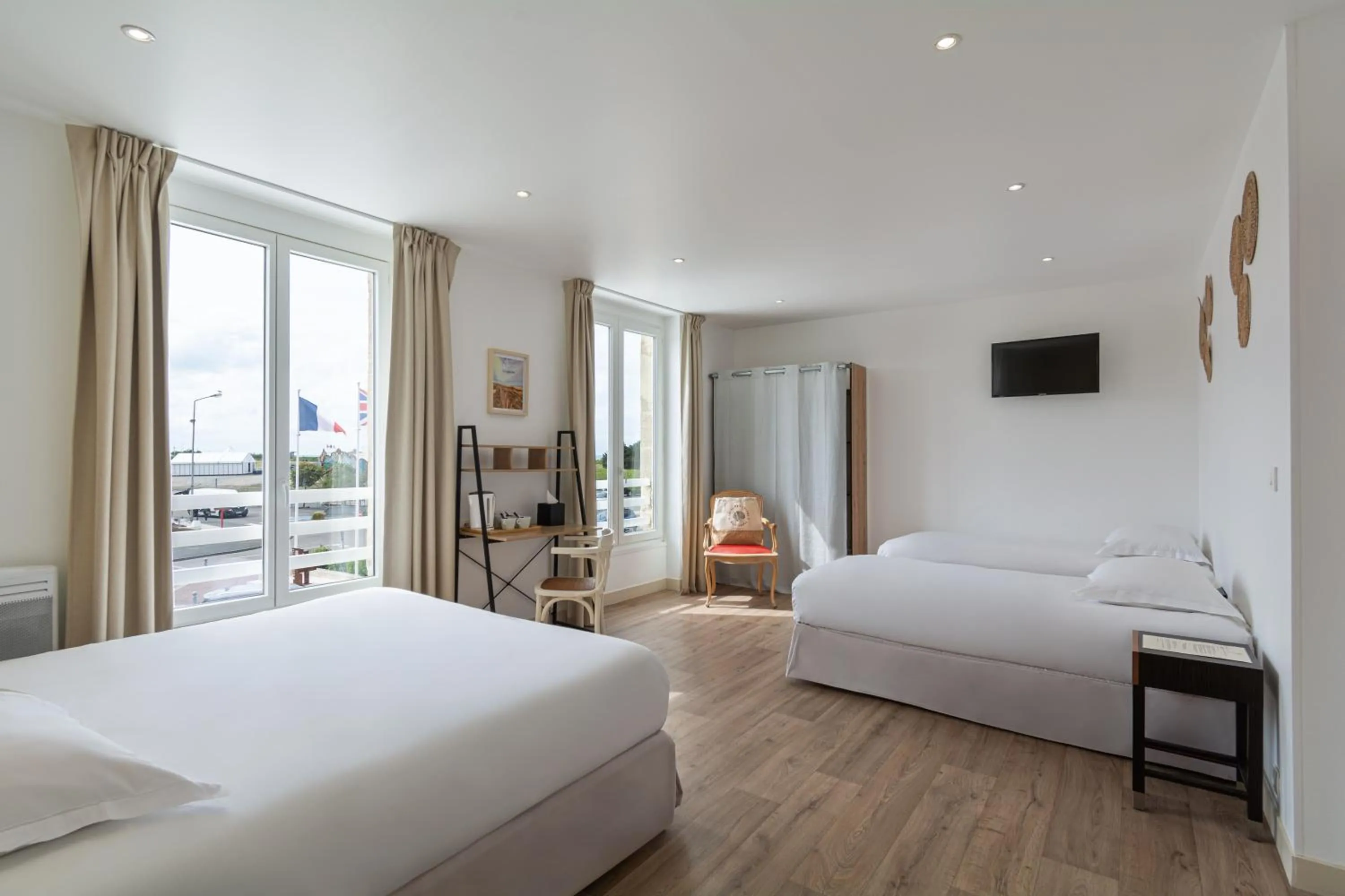 Photo of the whole room, Bed in Hôtel De La Plage
