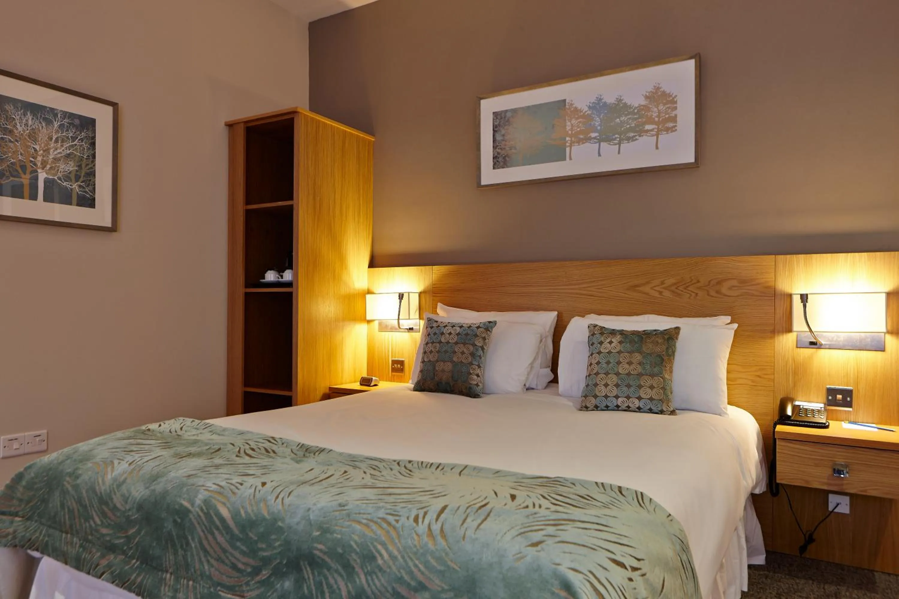 Bed in Linton Lodge a BW Signature Collection Hotel