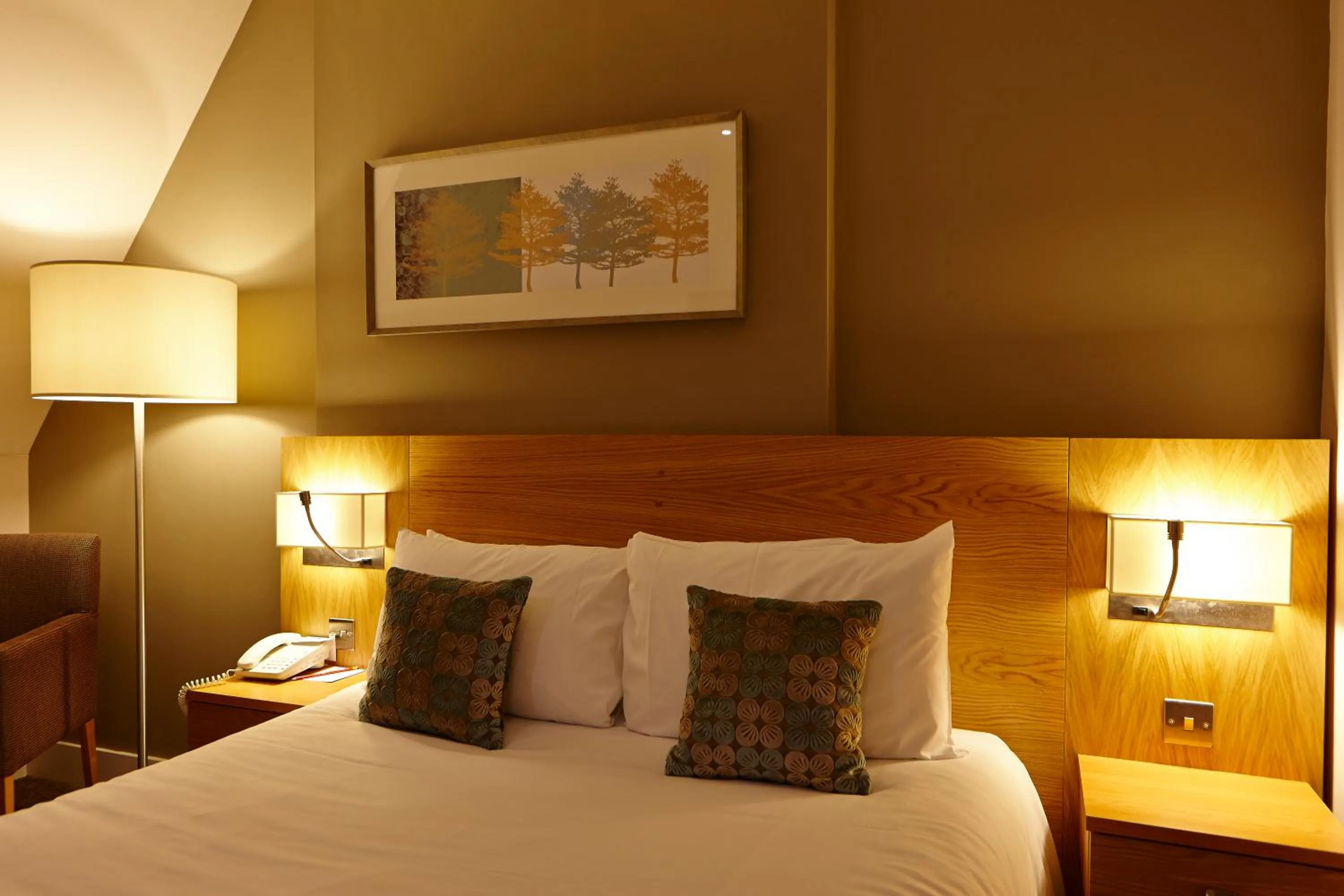 Bed in Linton Lodge a BW Signature Collection Hotel