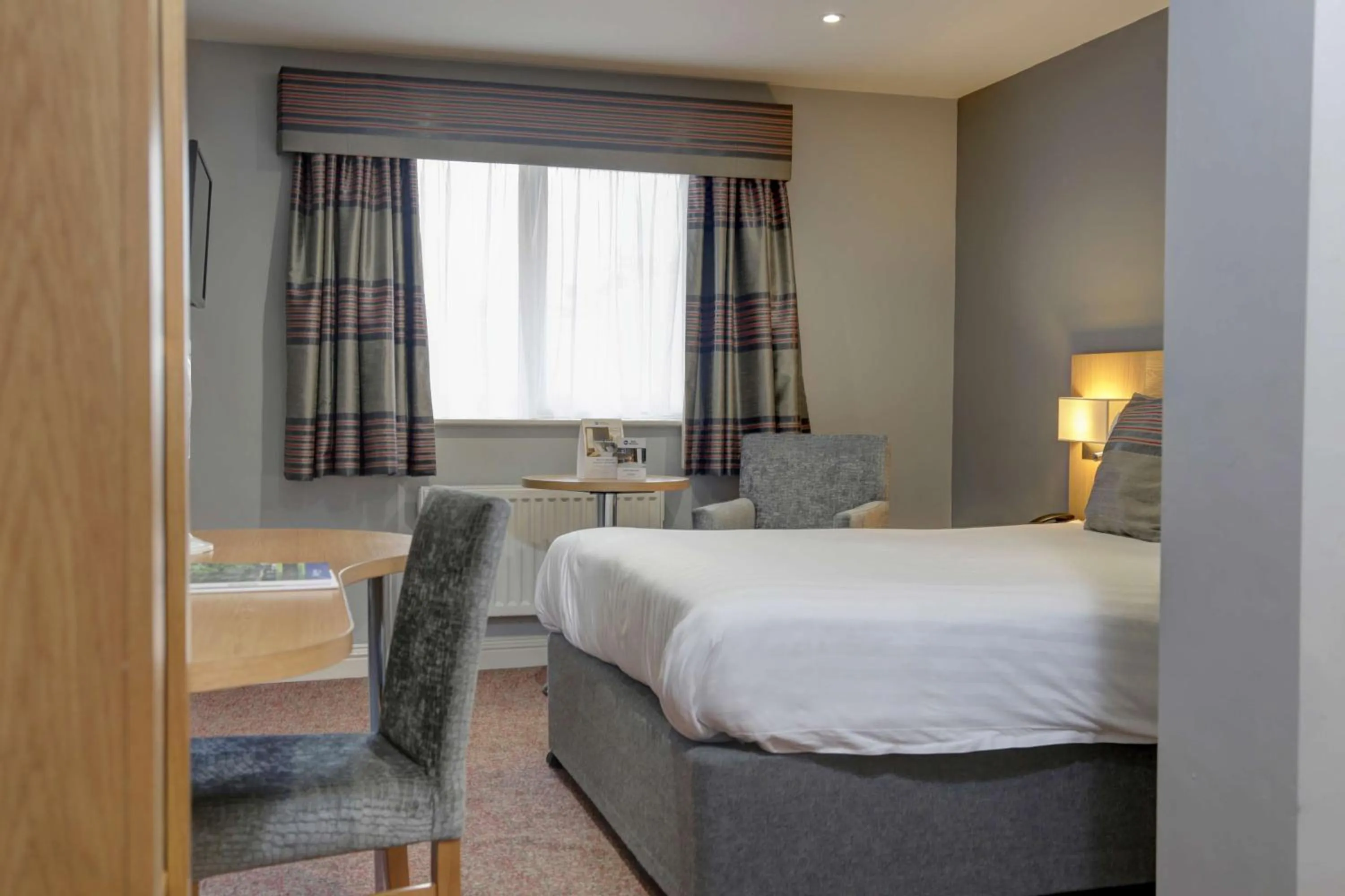 Photo of the whole room, Bed in Linton Lodge a BW Signature Collection Hotel