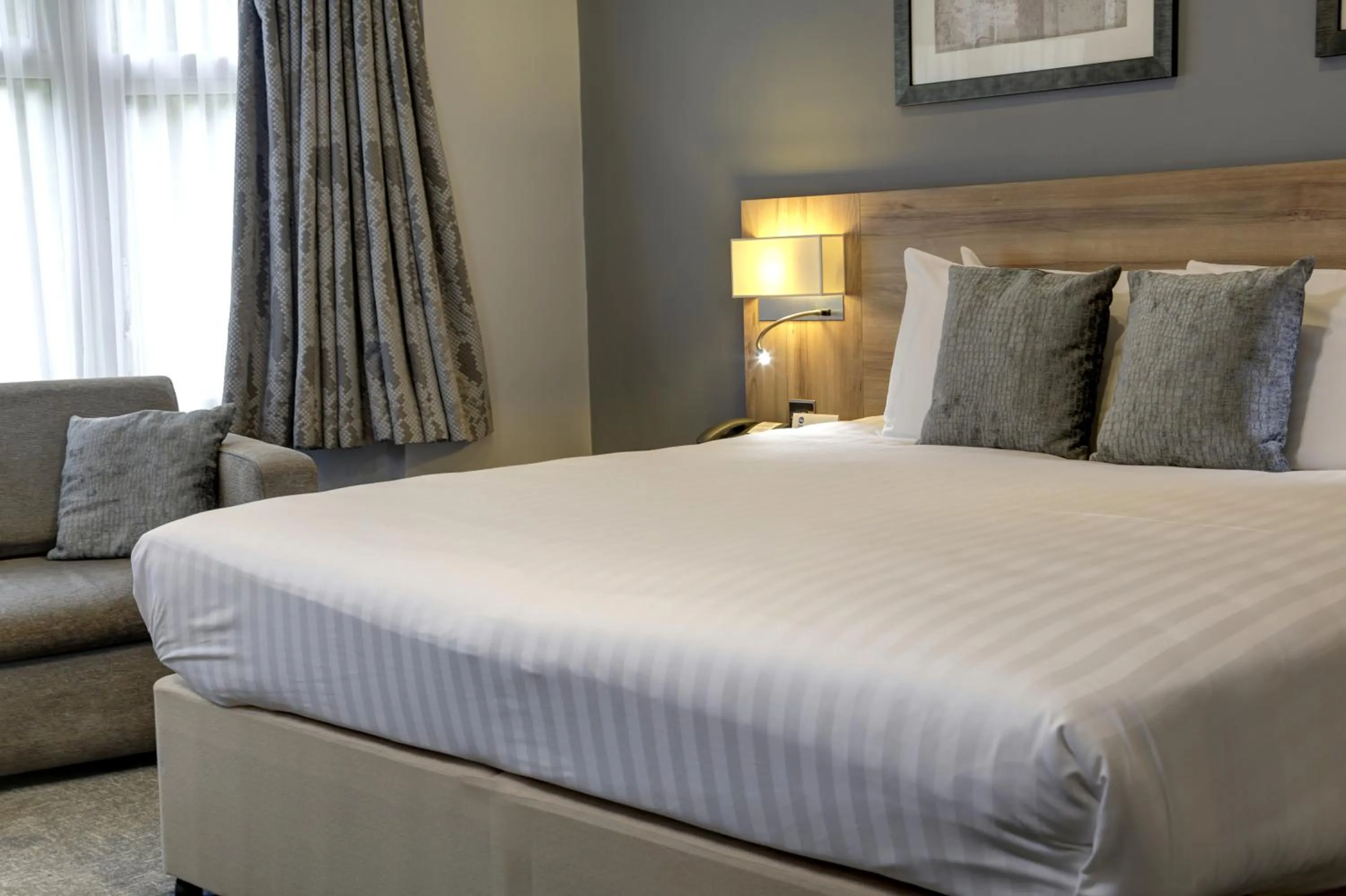 Bed in Linton Lodge a BW Signature Collection Hotel