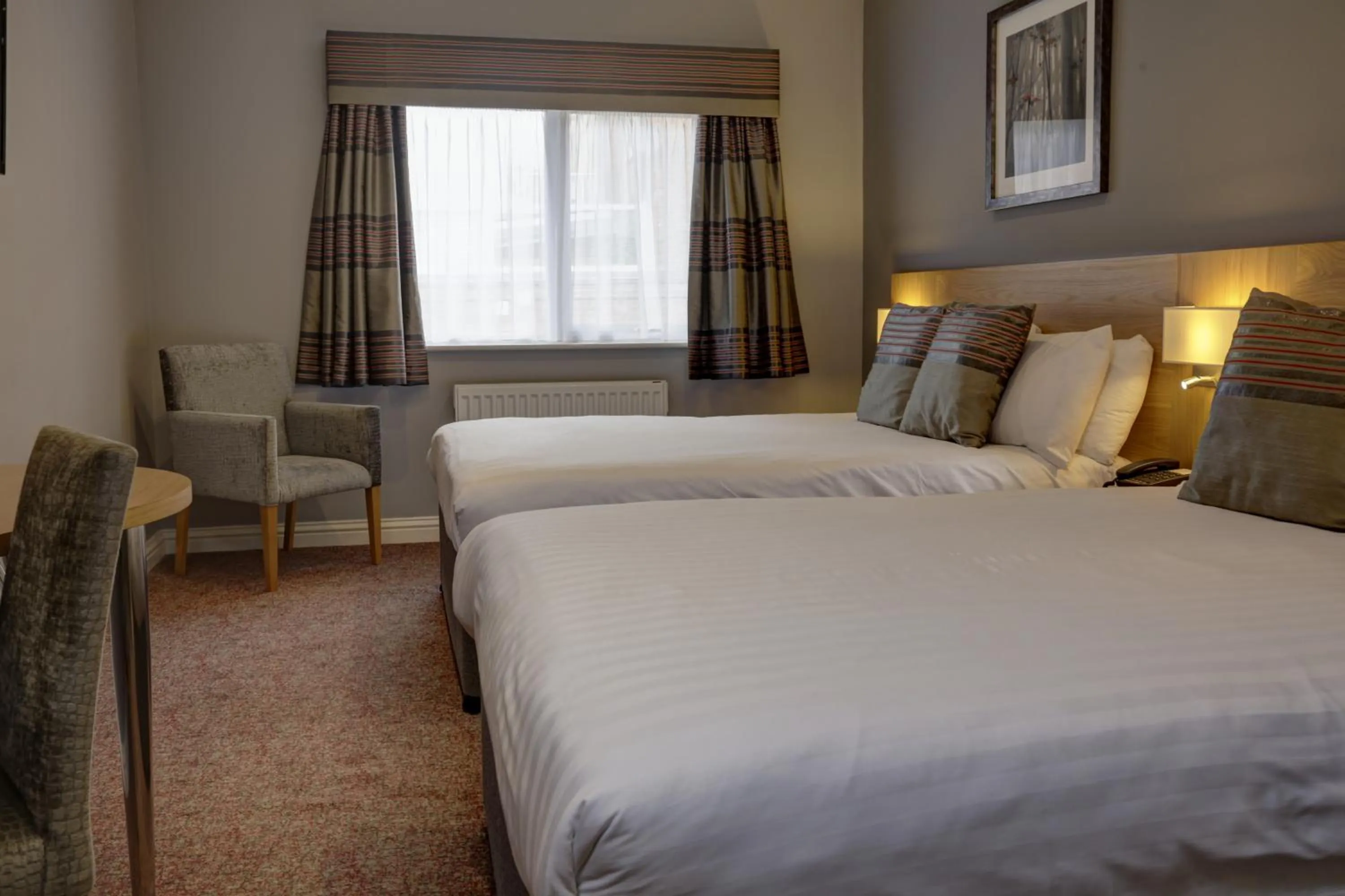 Bed in Linton Lodge a BW Signature Collection Hotel