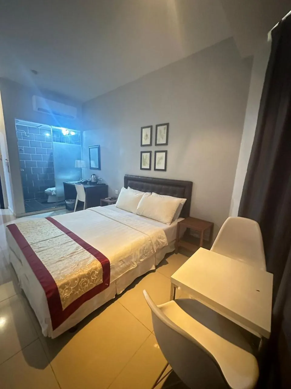 Bed in KINGSMAN BOUTIQUE HOTEL