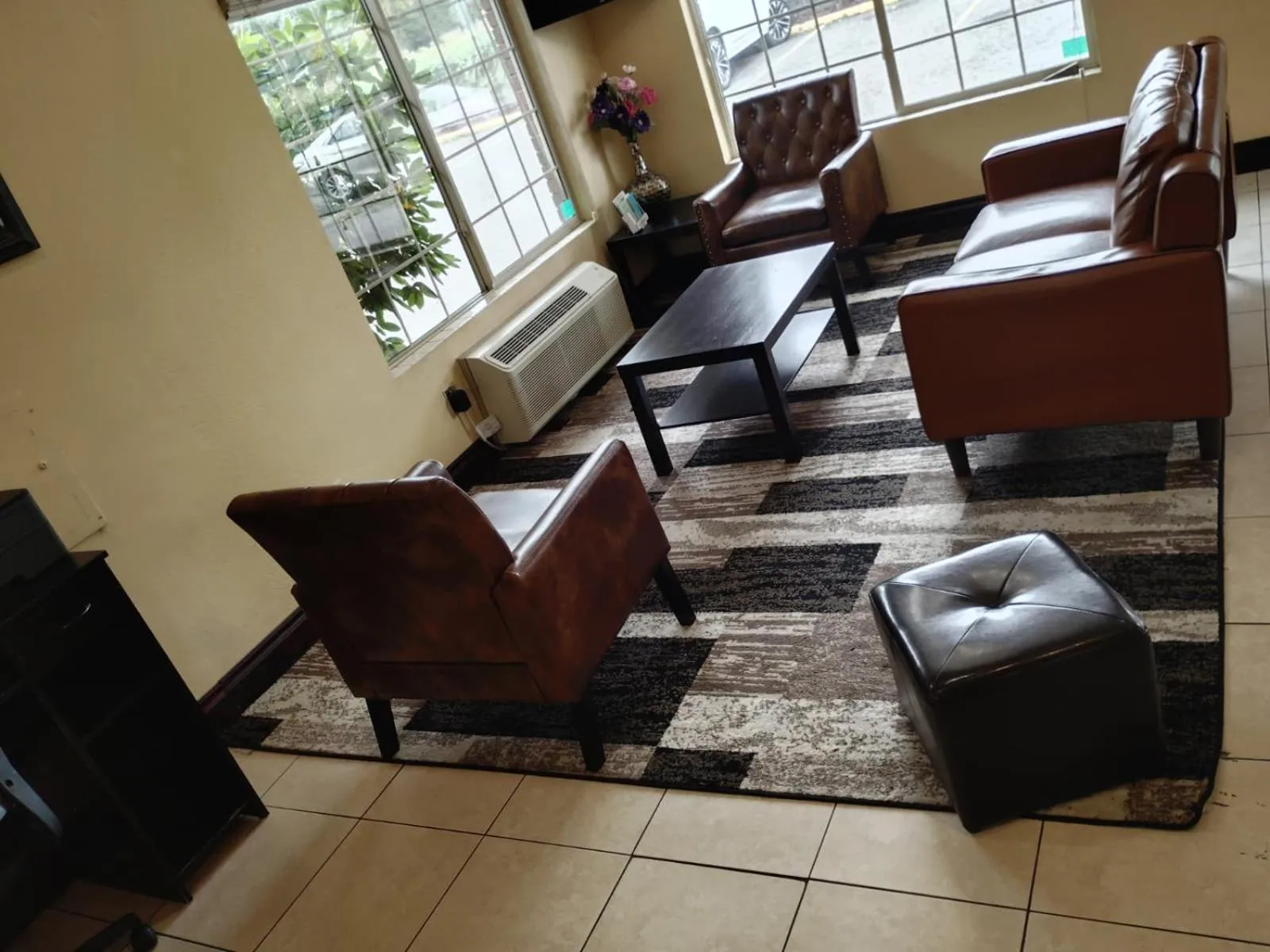 Seating area in Cozy Inn