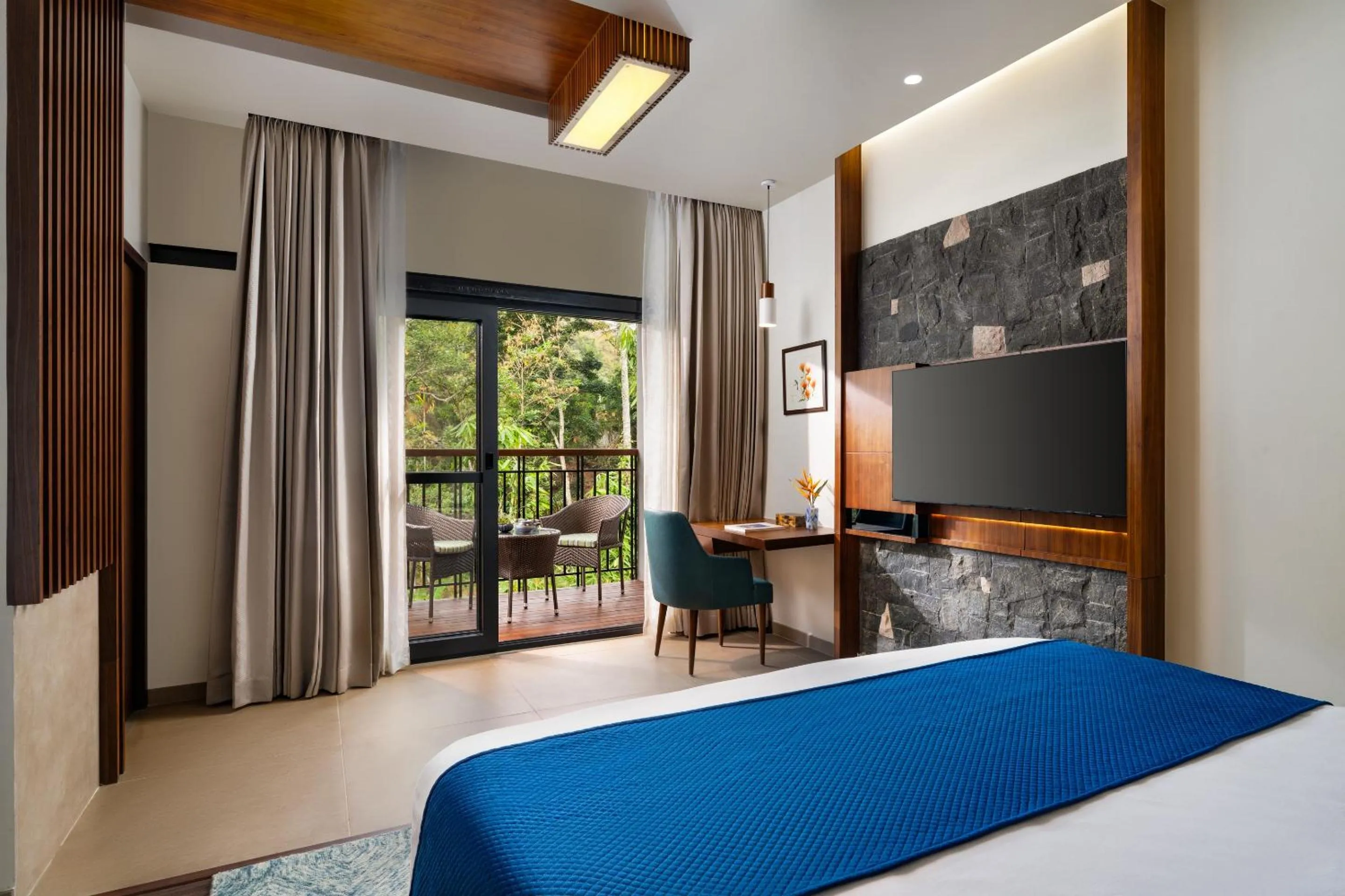 Bedroom, Bed in Scenic, Munnar - IHCL SeleQtions