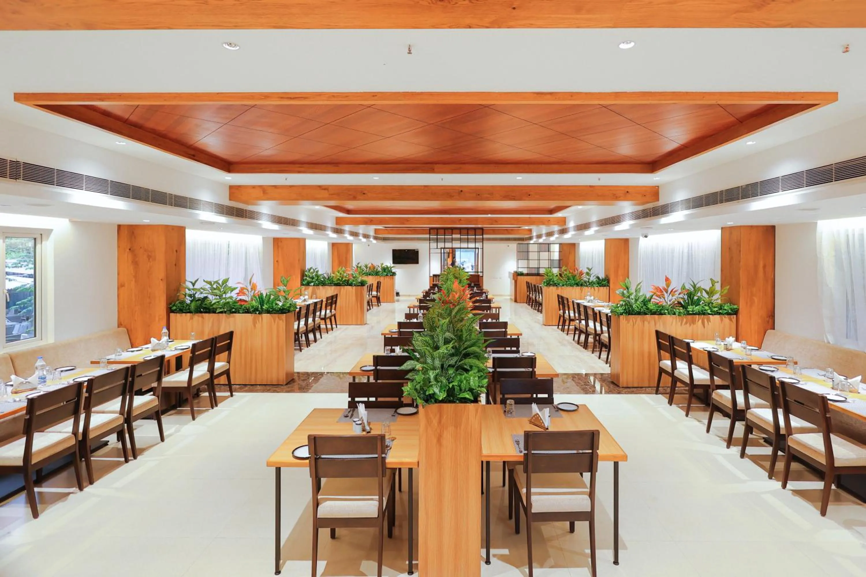 Restaurant/places to eat in Icon Grand Hotel By Bhagini