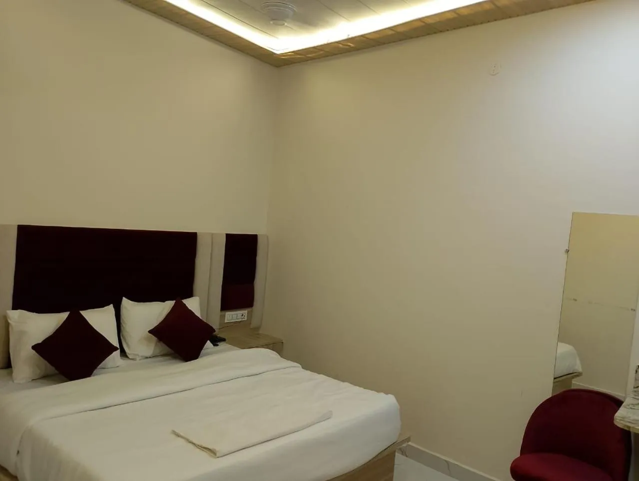 Bed in Hotel LR Delite Inn