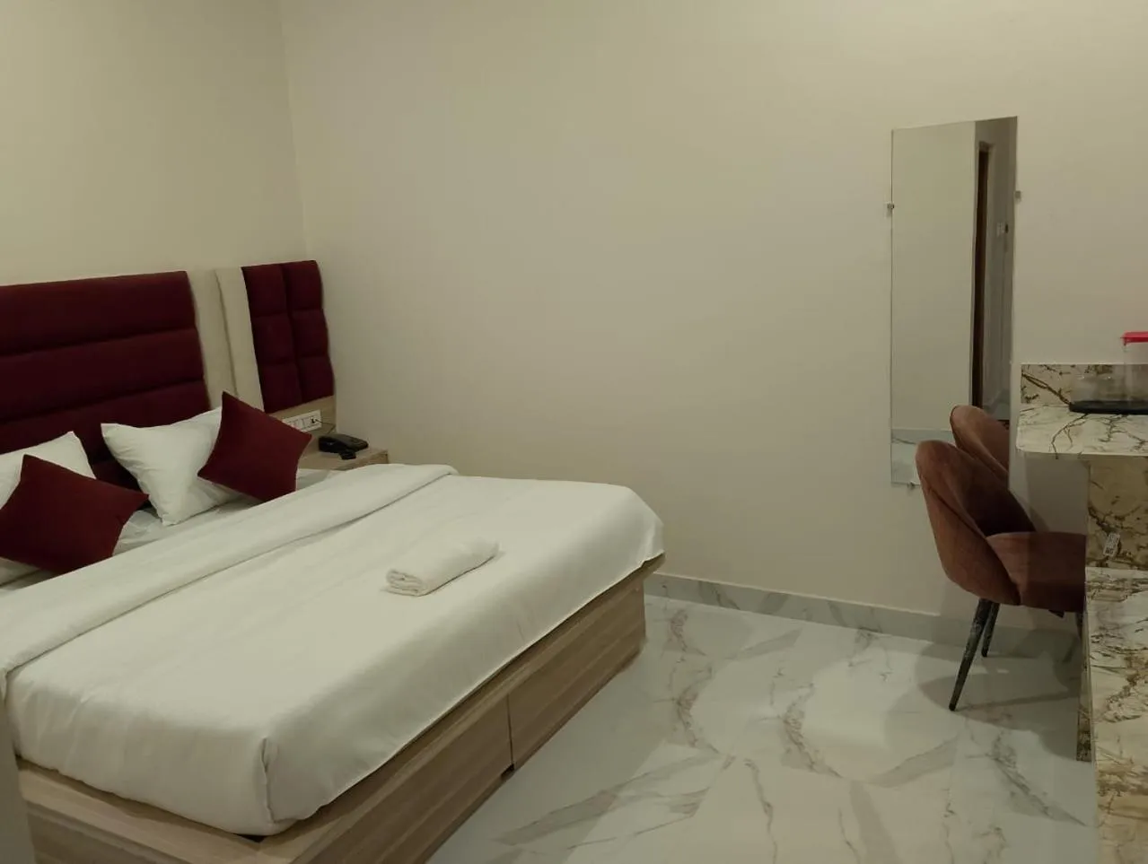 Bed in Hotel LR Delite Inn