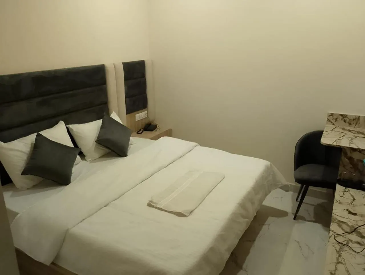 Bed in Hotel LR Delite Inn