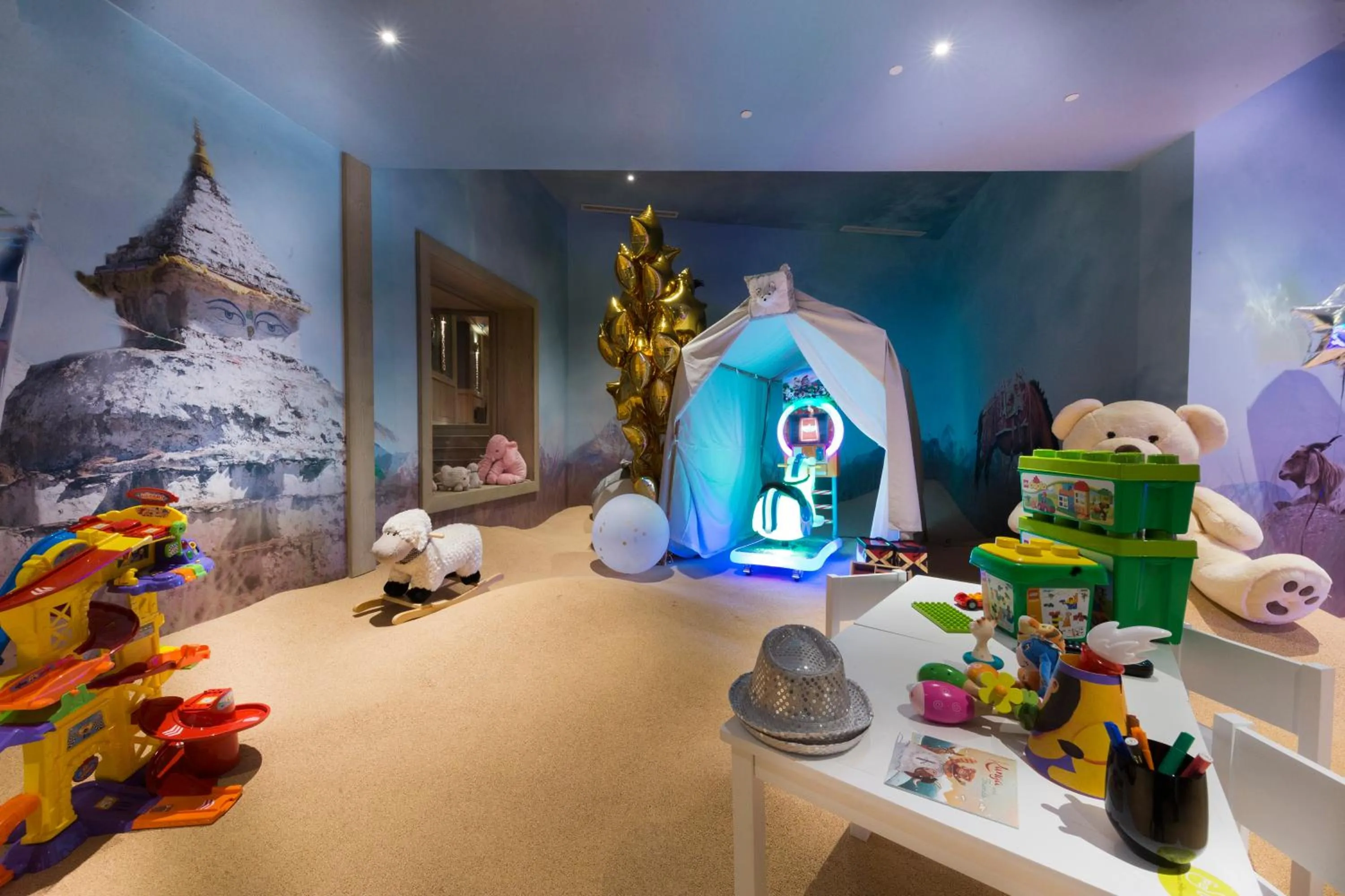 Game Room in Hotel Le K2 Altitude