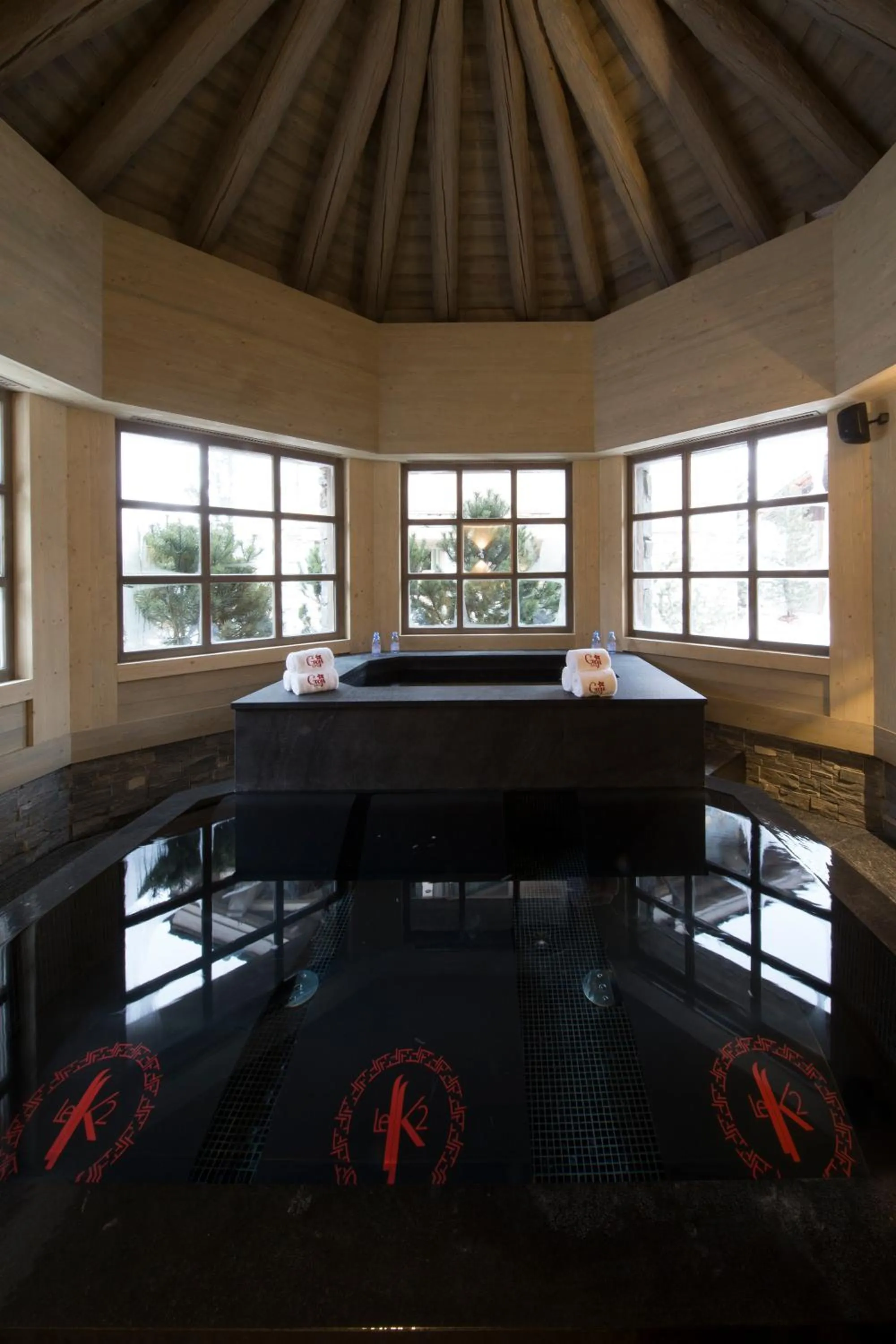 Swimming pool in Hotel Le K2 Altitude