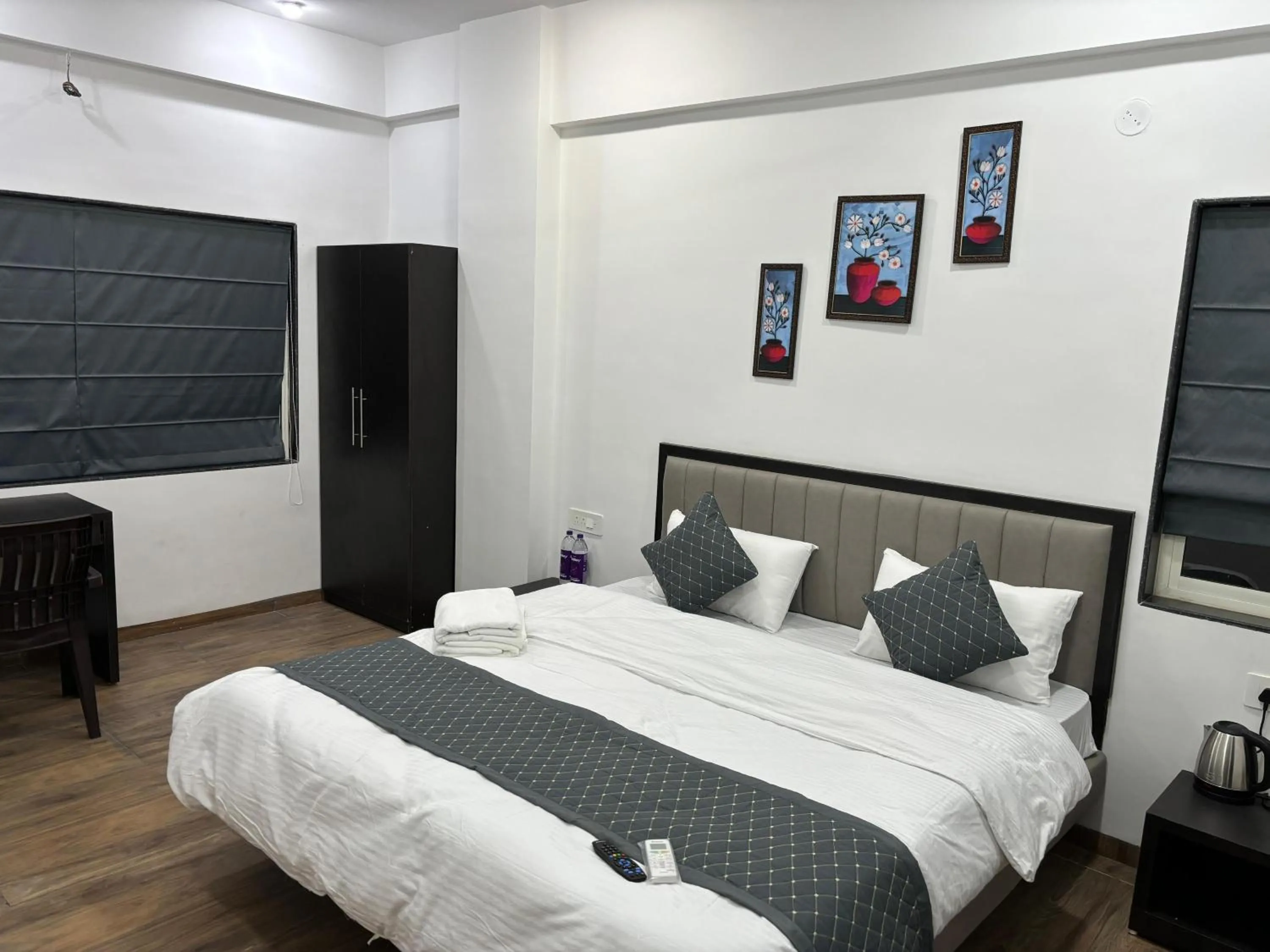 Photo of the whole room, Bed in Sunny Executive