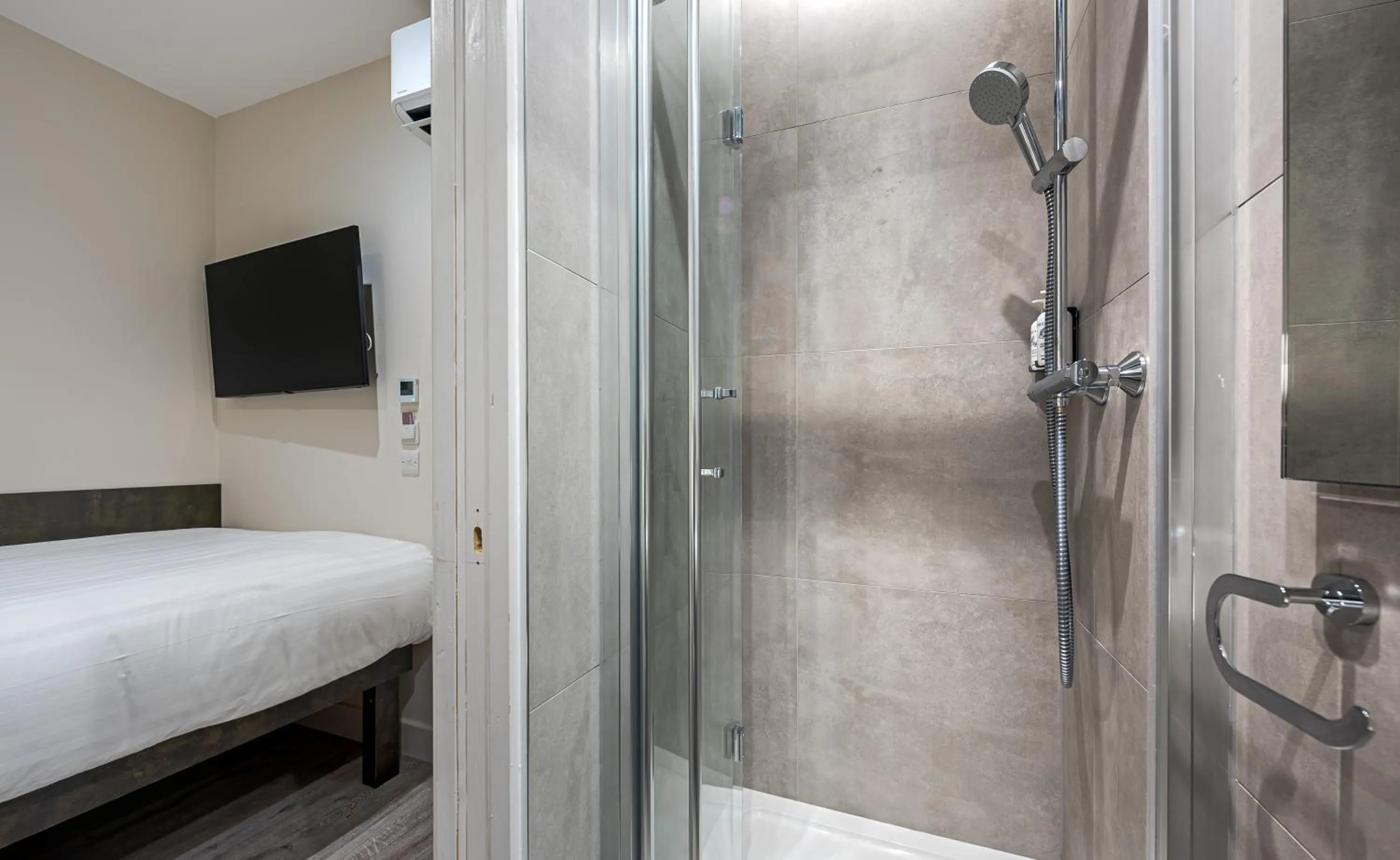 Bed in King's Cross Express Inn