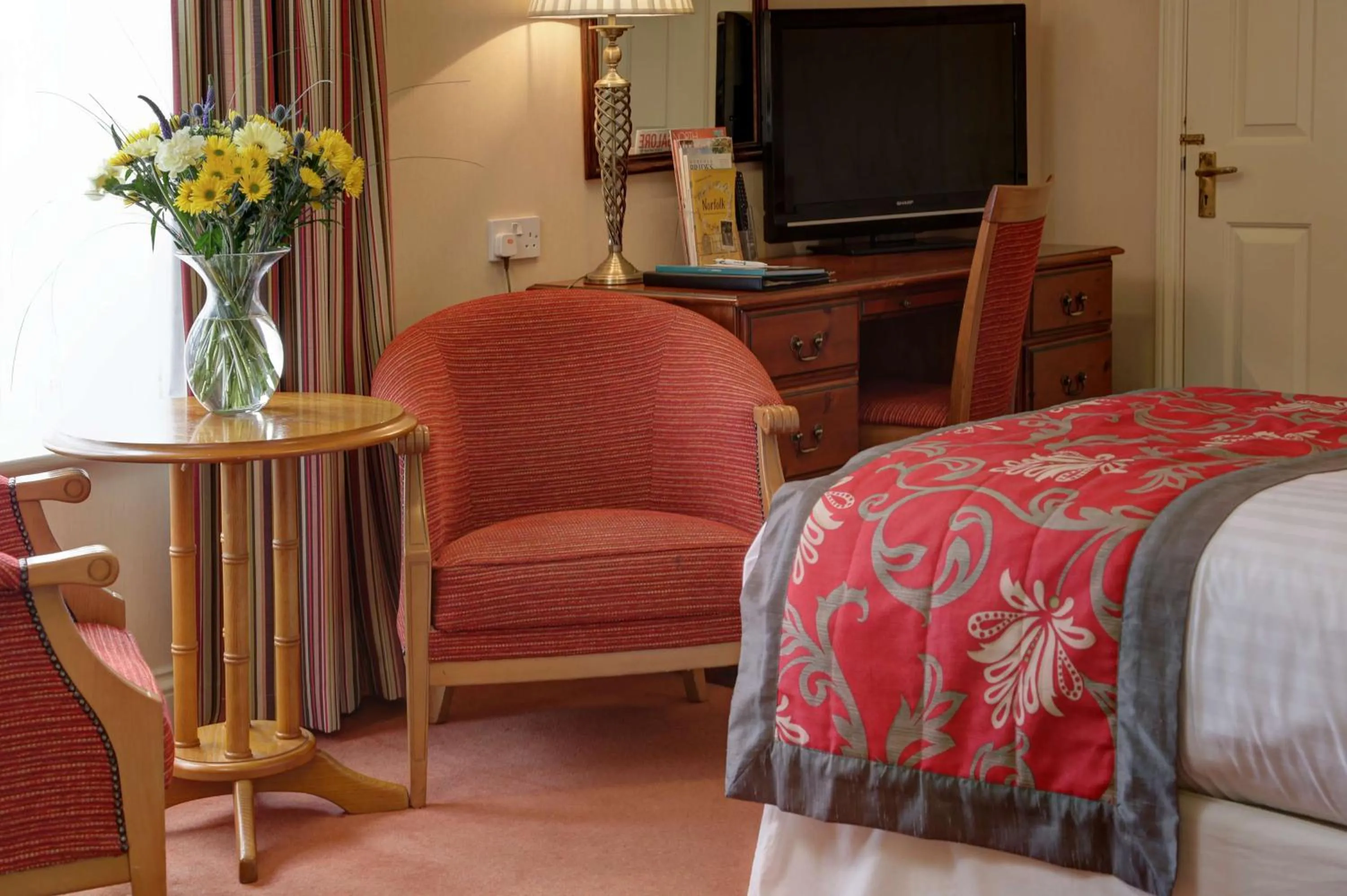 Photo of the whole room, Bed in Old Hunstanton Le Strange Arms Hotel