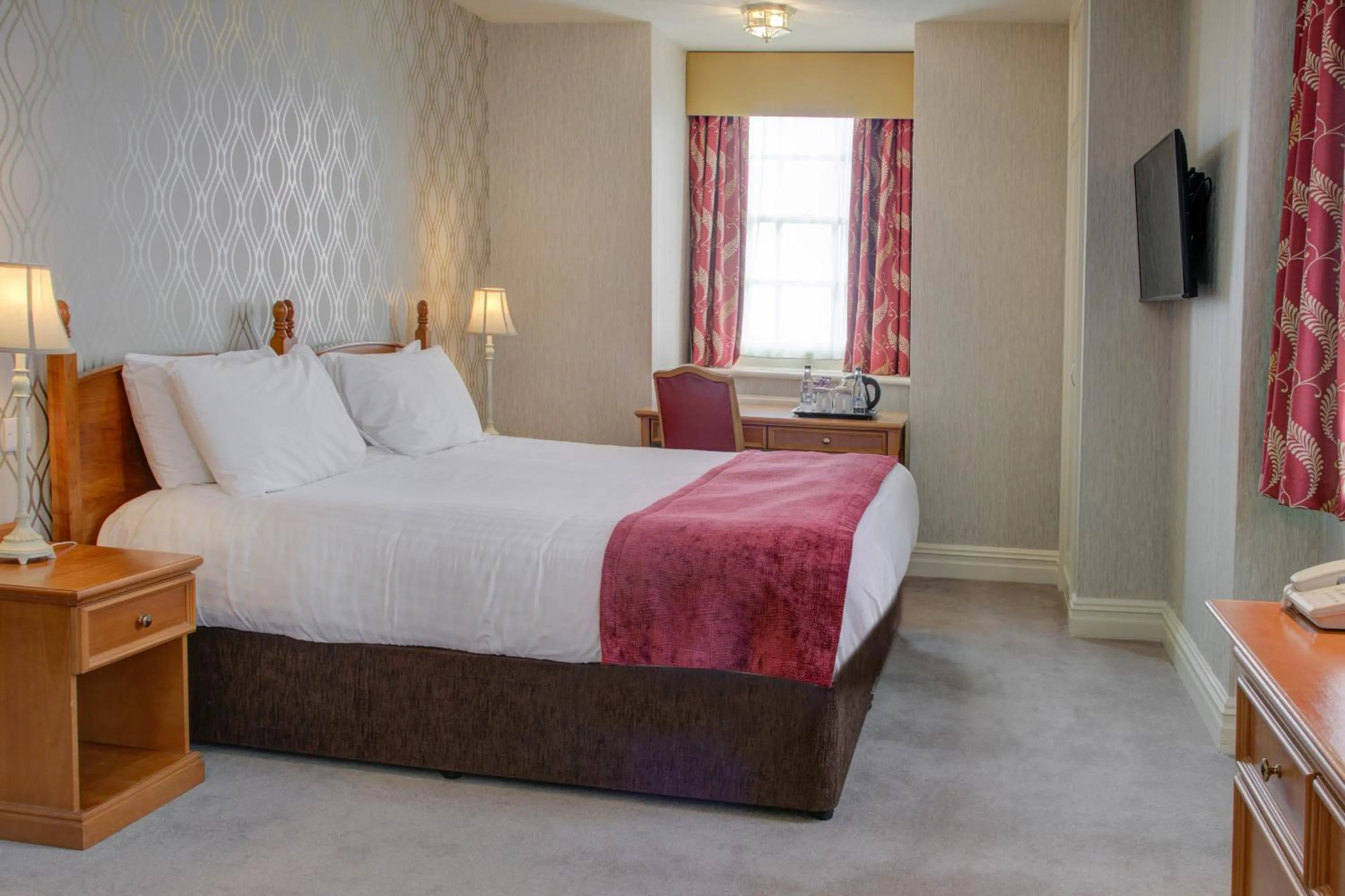 Bedroom, Bed in Old Hunstanton Le Strange Arms Hotel