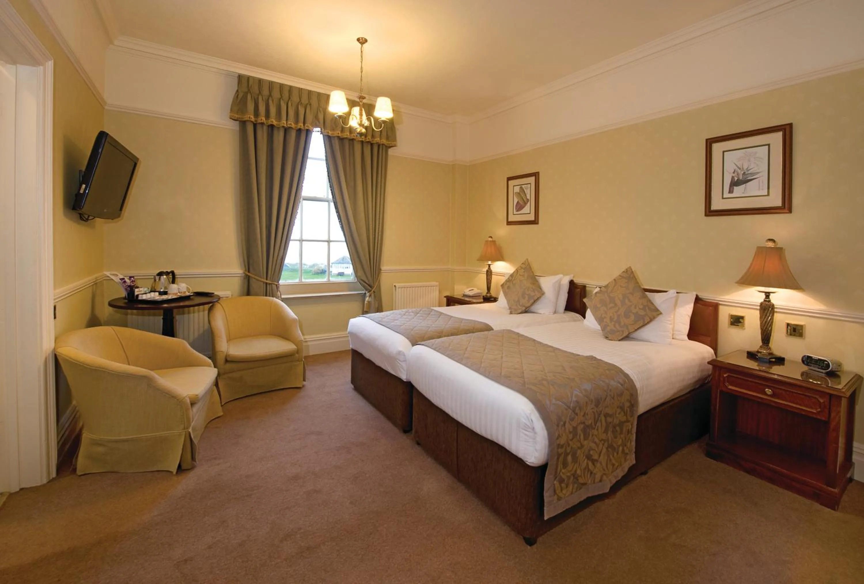 Bedroom, Bed in Old Hunstanton Le Strange Arms Hotel