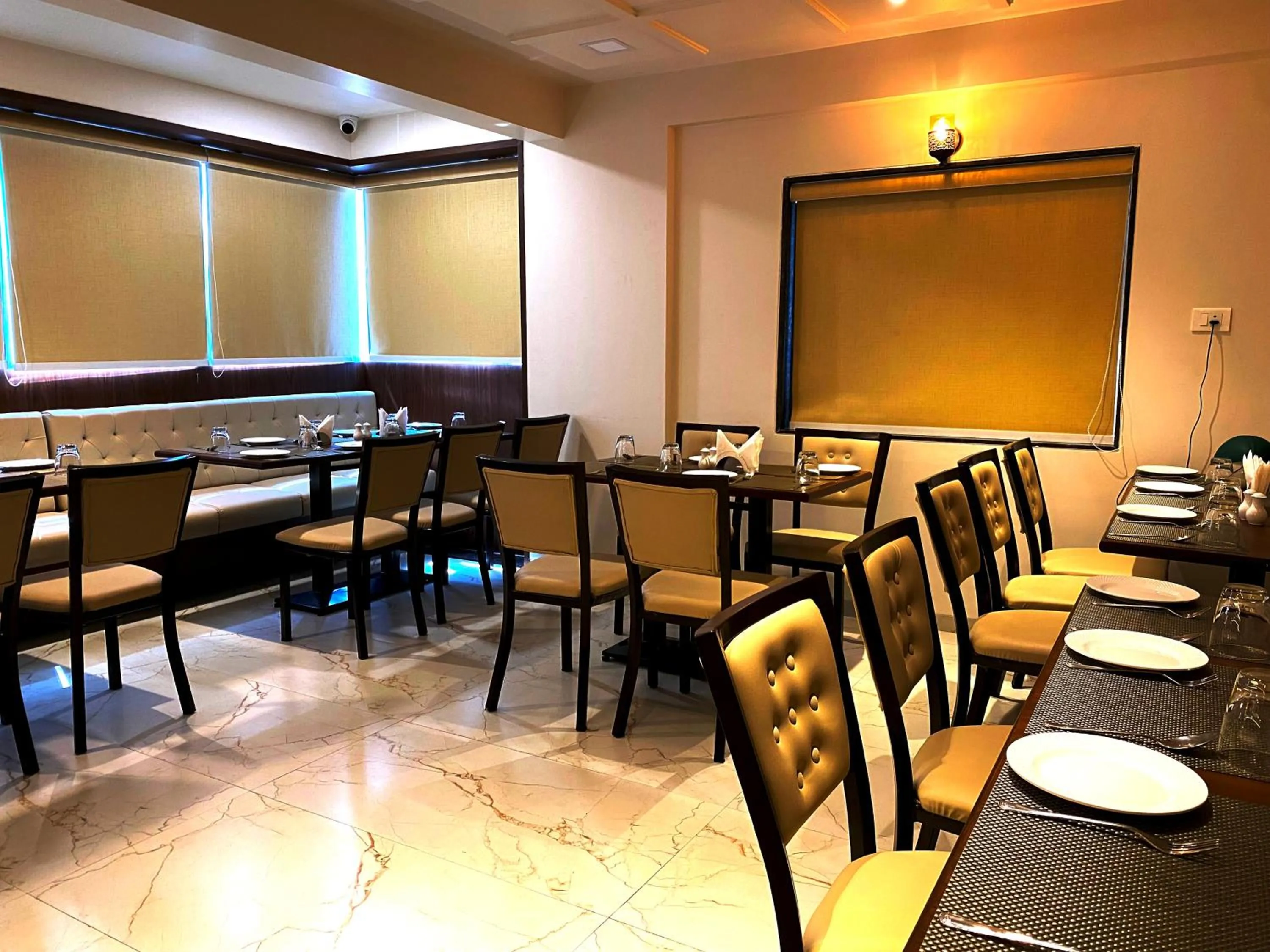 Restaurant/places to eat in The Grand Sarovar Inn And Suites
