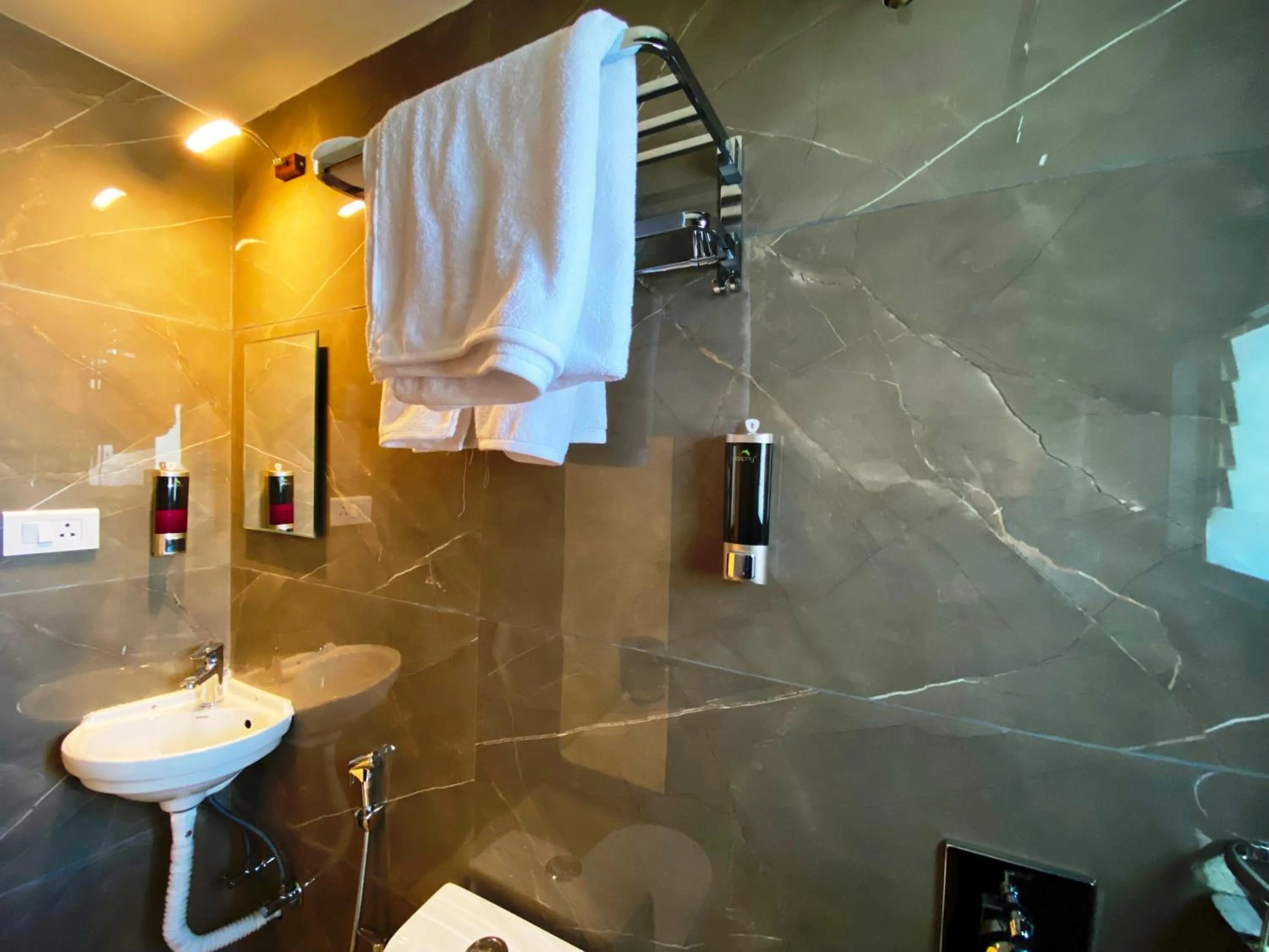 The Grand Sarovar Inn And Suites