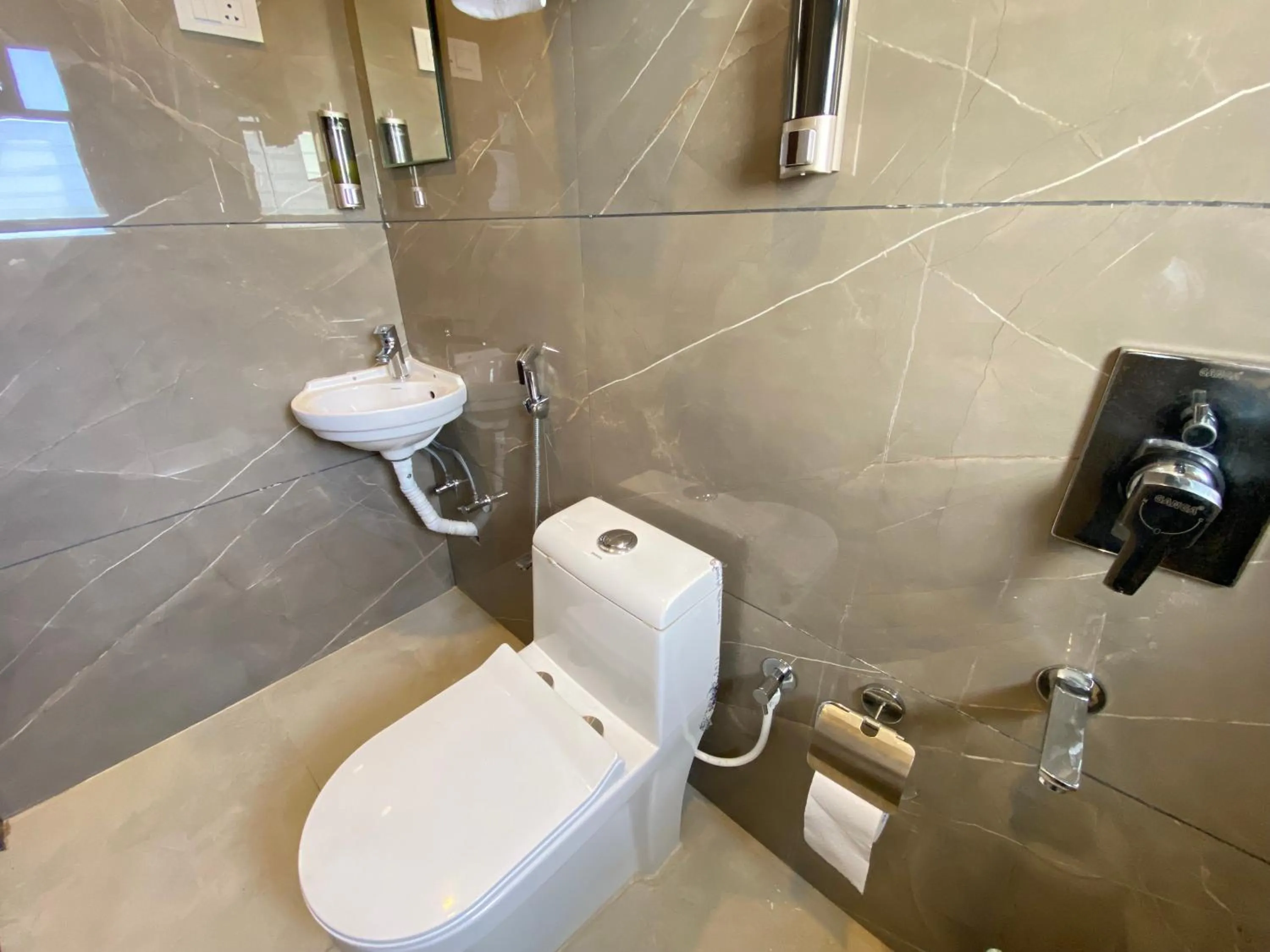 The Grand Sarovar Inn And Suites