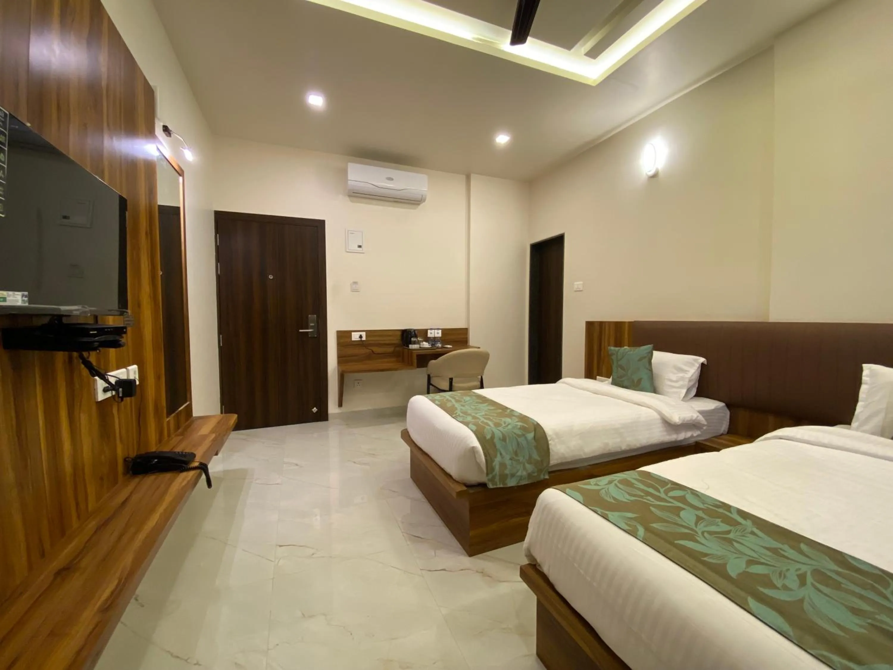 The Grand Sarovar Inn And Suites