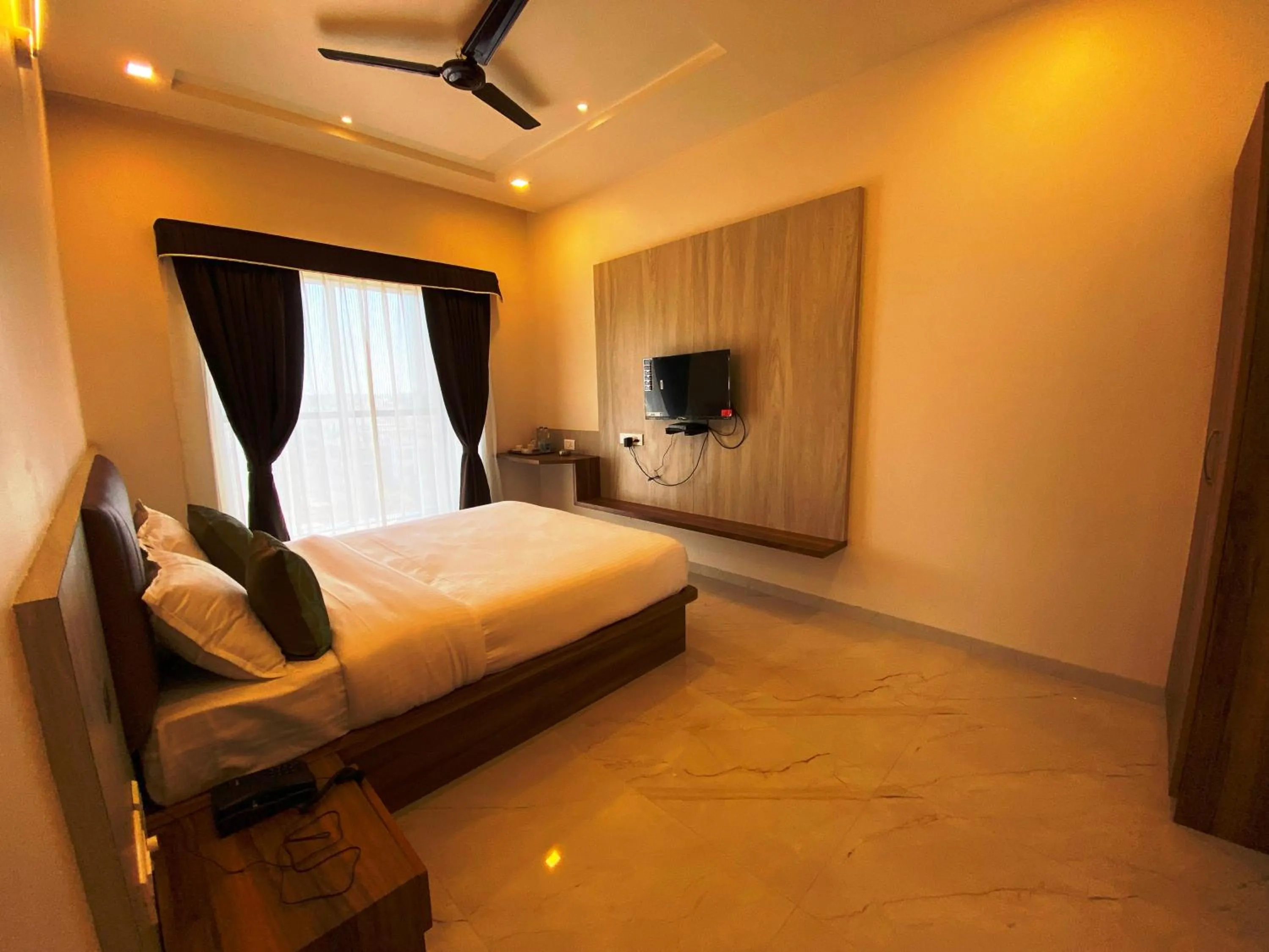 The Grand Sarovar Inn And Suites