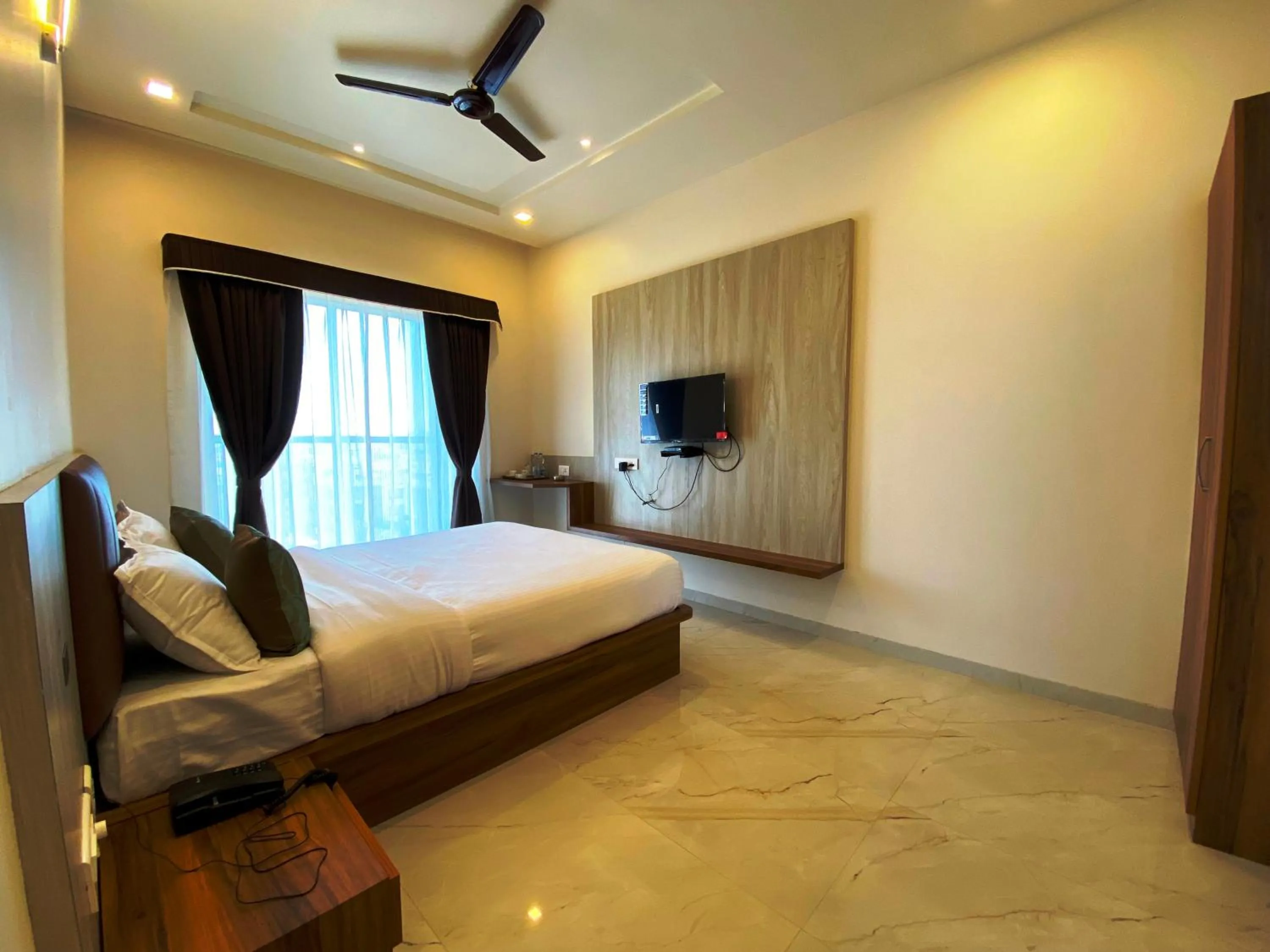 The Grand Sarovar Inn And Suites