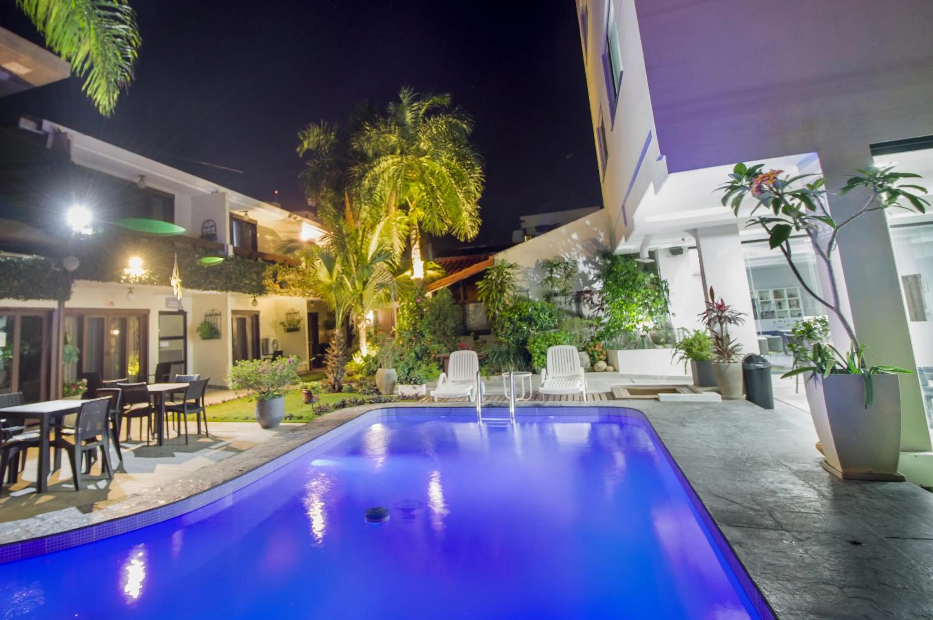 Swimming pool in Hotel Sirari By Regina