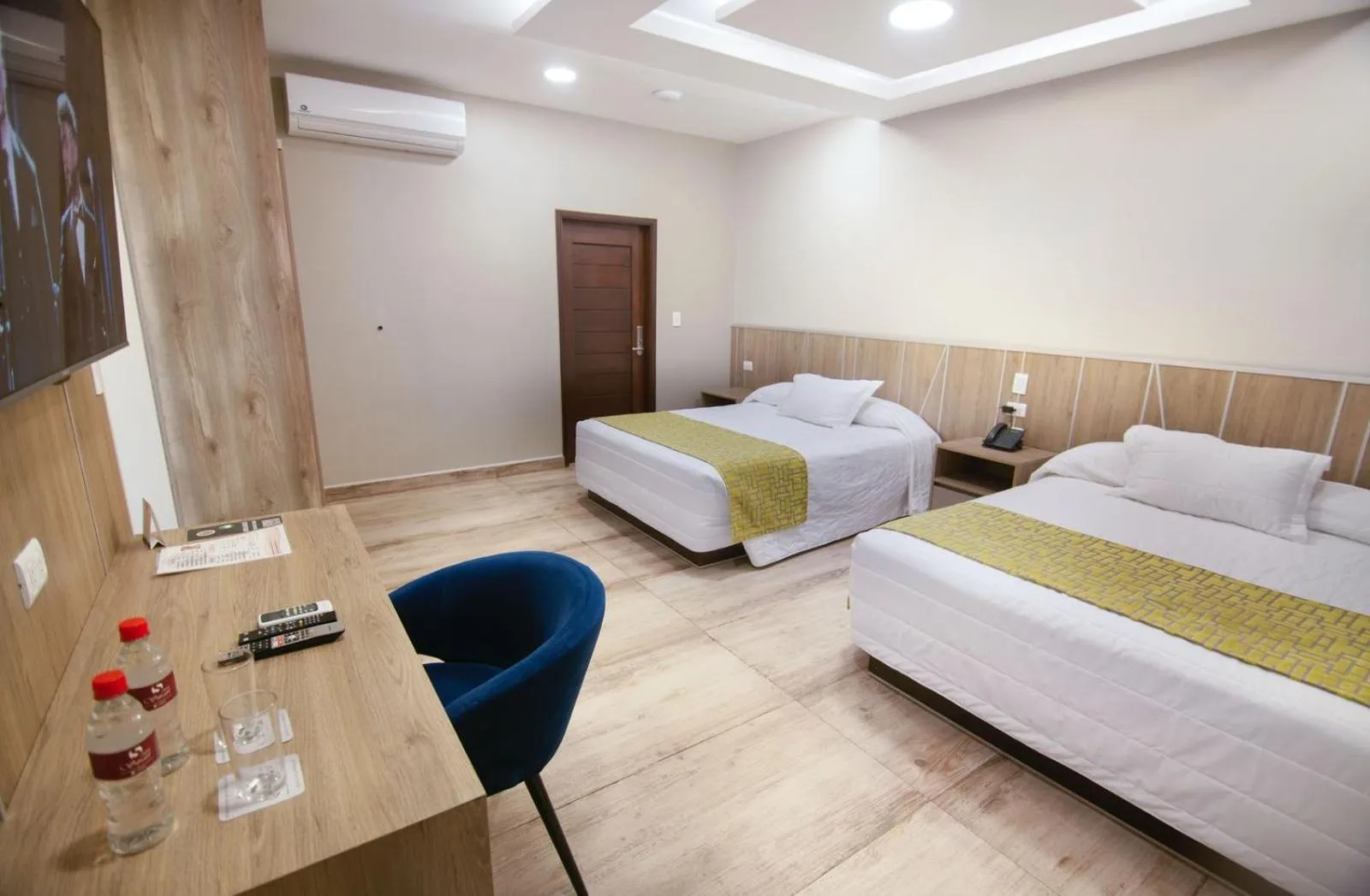 Photo of the whole room, Bed in Hotel Sirari By Regina