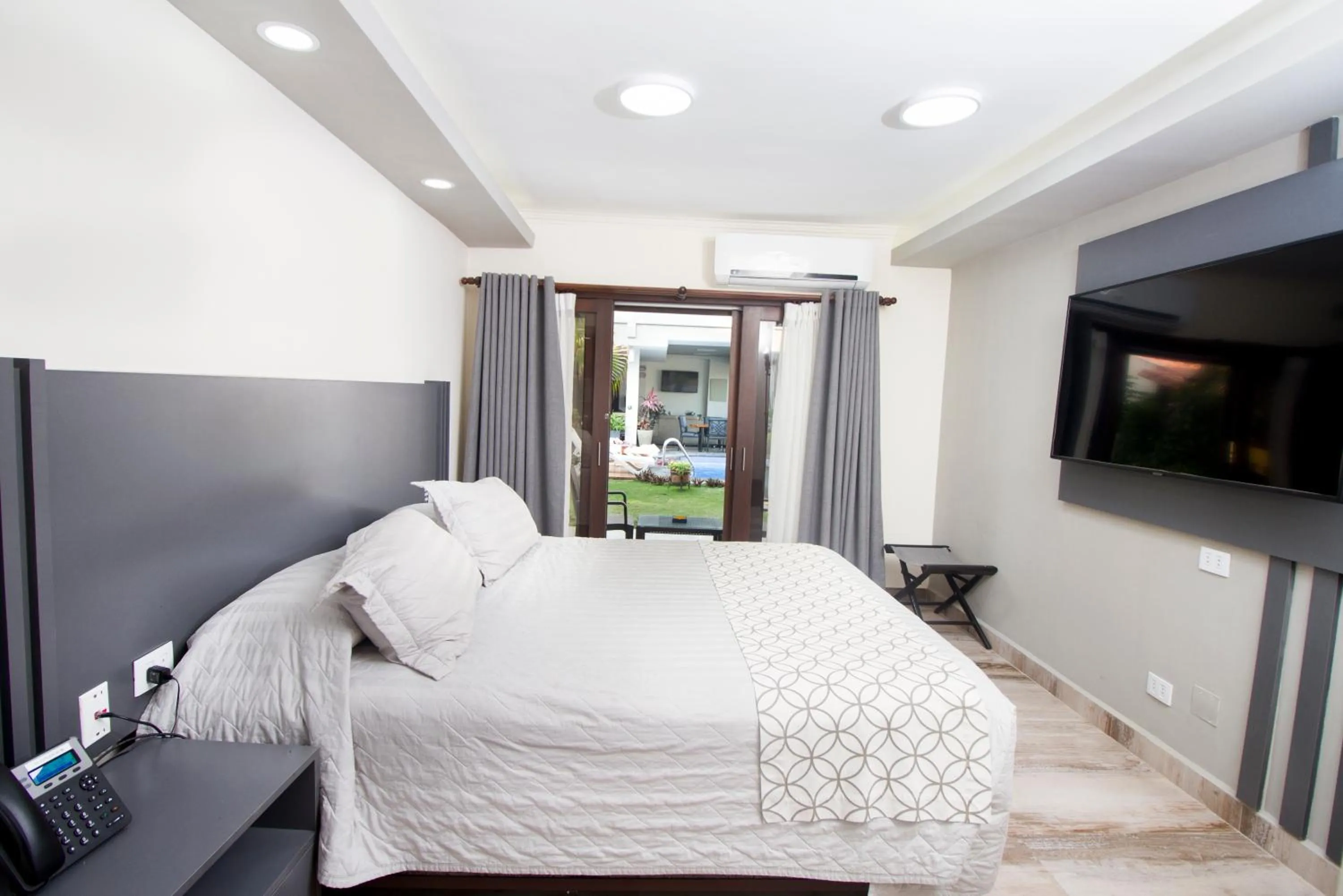 Photo of the whole room, Bed in Hotel Sirari By Regina