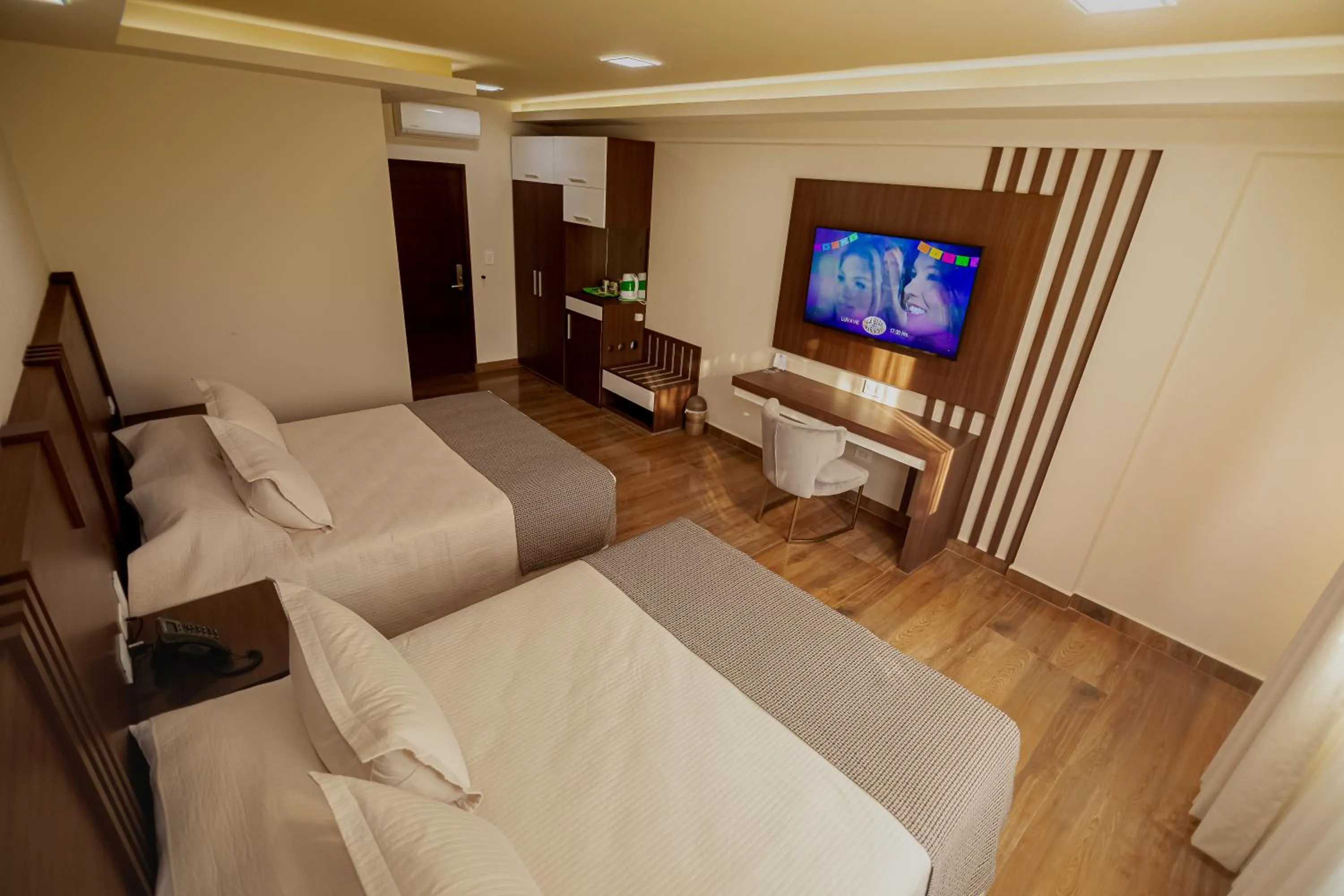 TV and multimedia, Bed in Hotel Sirari By Regina